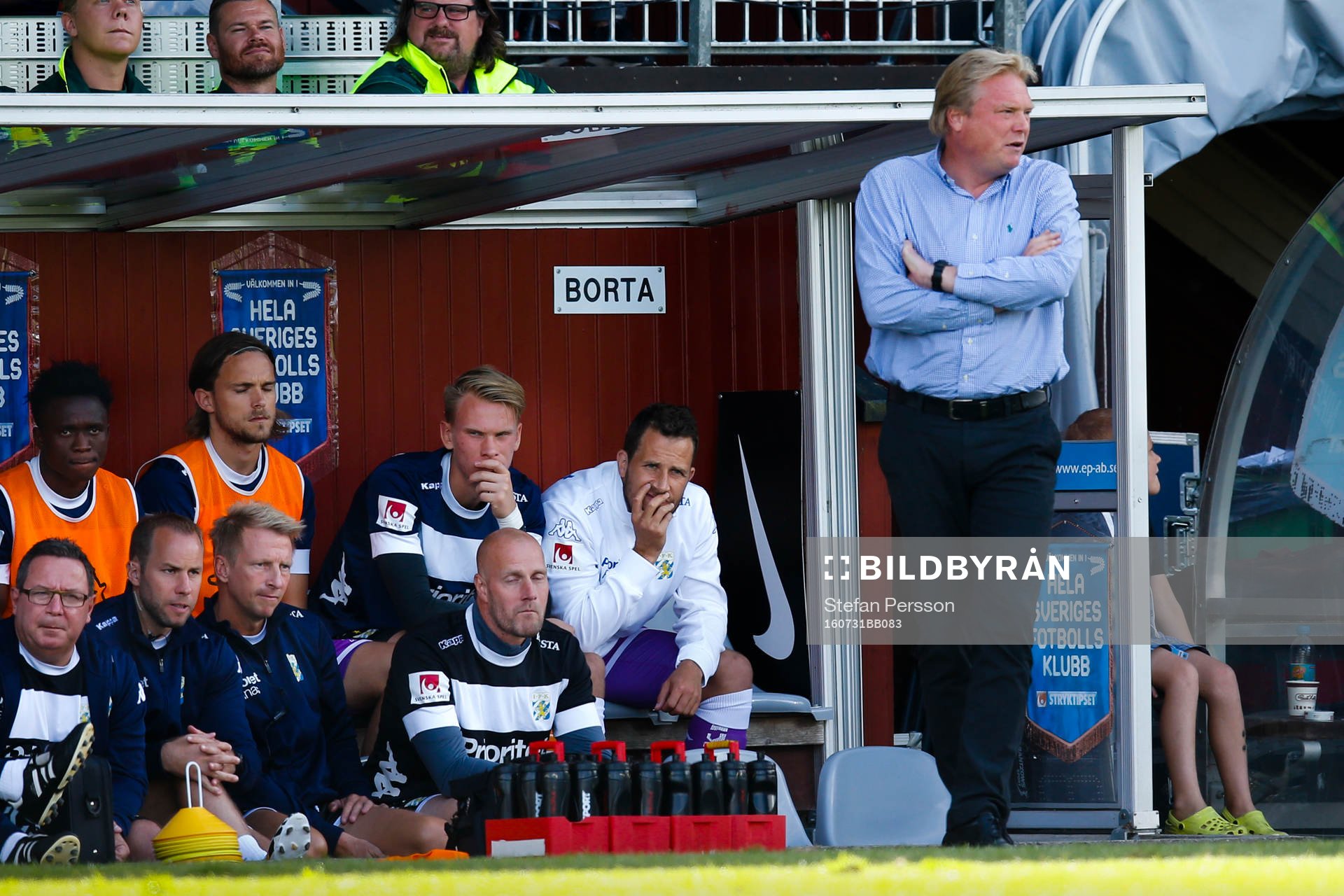 Tobias Hysén med lagkamrater på IFK Göteborgs spelarbänk