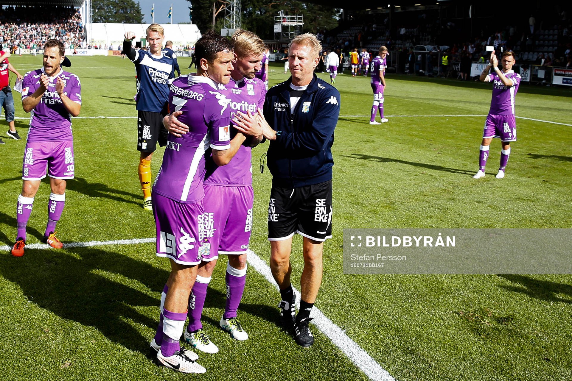 IFK Göteborgs Sebastian Eriksson  tackar publiken