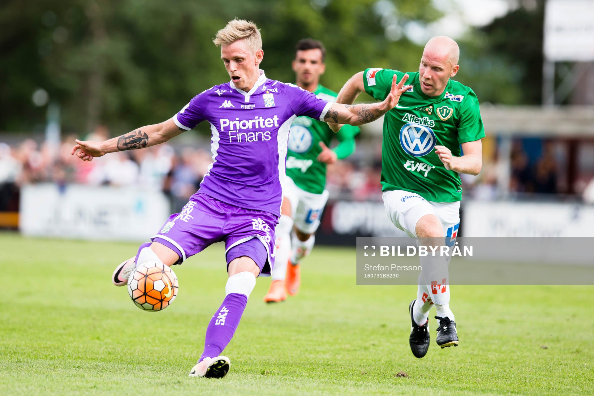IFK Göteborgs Sören Rieks skjuter, jagas av Jönköpings