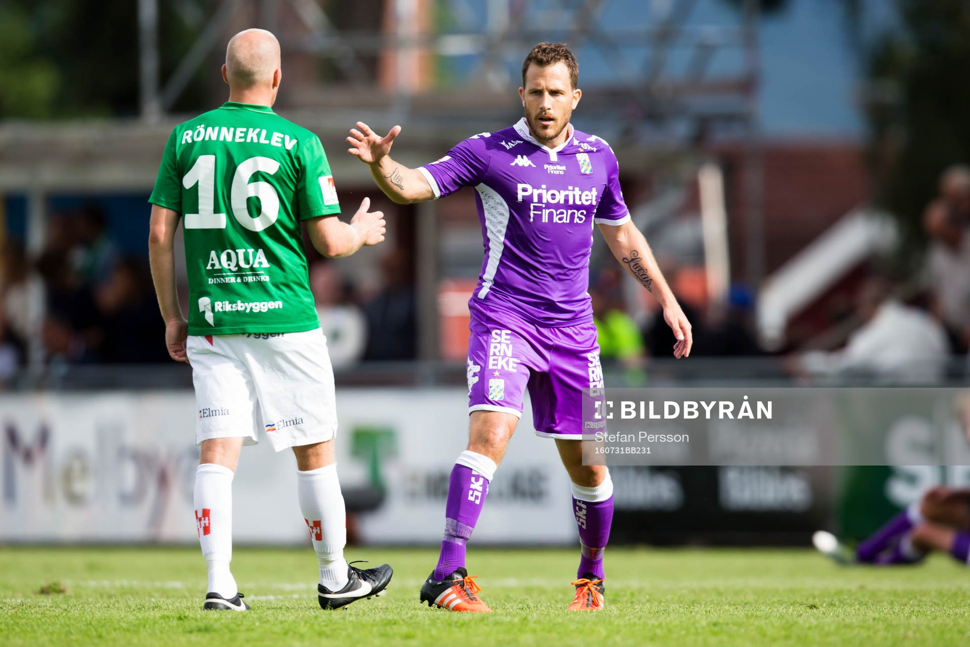 Jönköpings Viktor Rönneklev tackar IFK Göteborgs Tobias