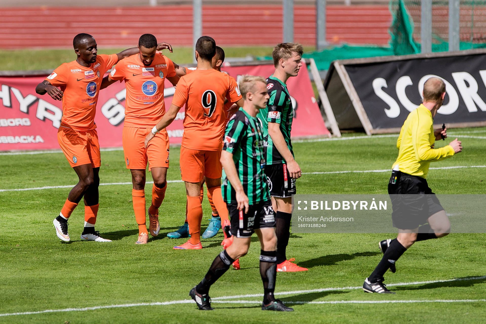 Athletics Ferid Ali (mitten) har gjort 0-2 på straff och jublar under fotbollsmatchen i Superettan mellan Varberg och AFC United den 31 juli 2016 i Varberg.