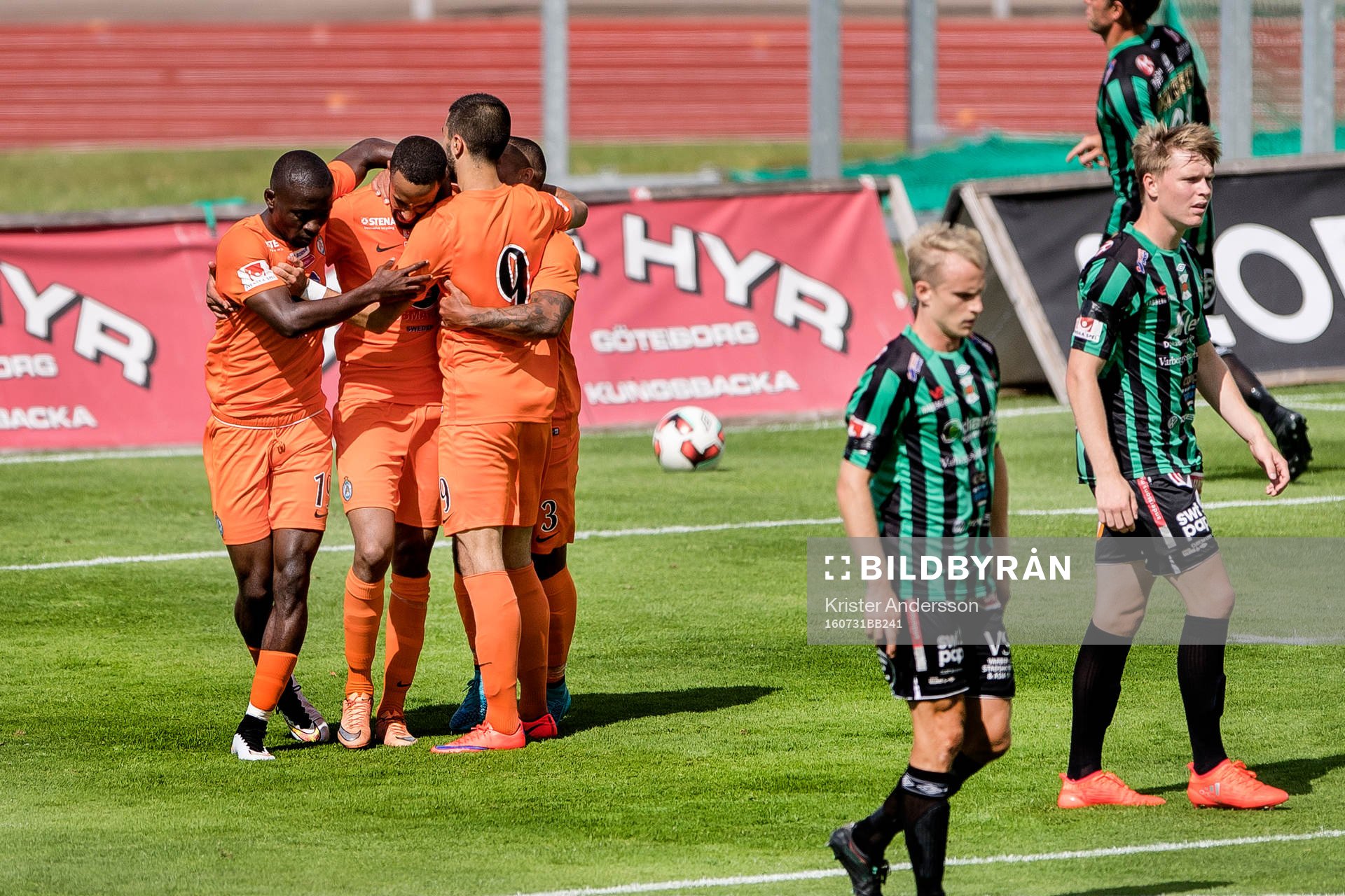 Athletics Ferid Ali (mitten) har gjort 0-2 på straff och jublar under fotbollsmatchen i Superettan mellan Varberg och AFC United den 31 juli 2016 i Varberg.
