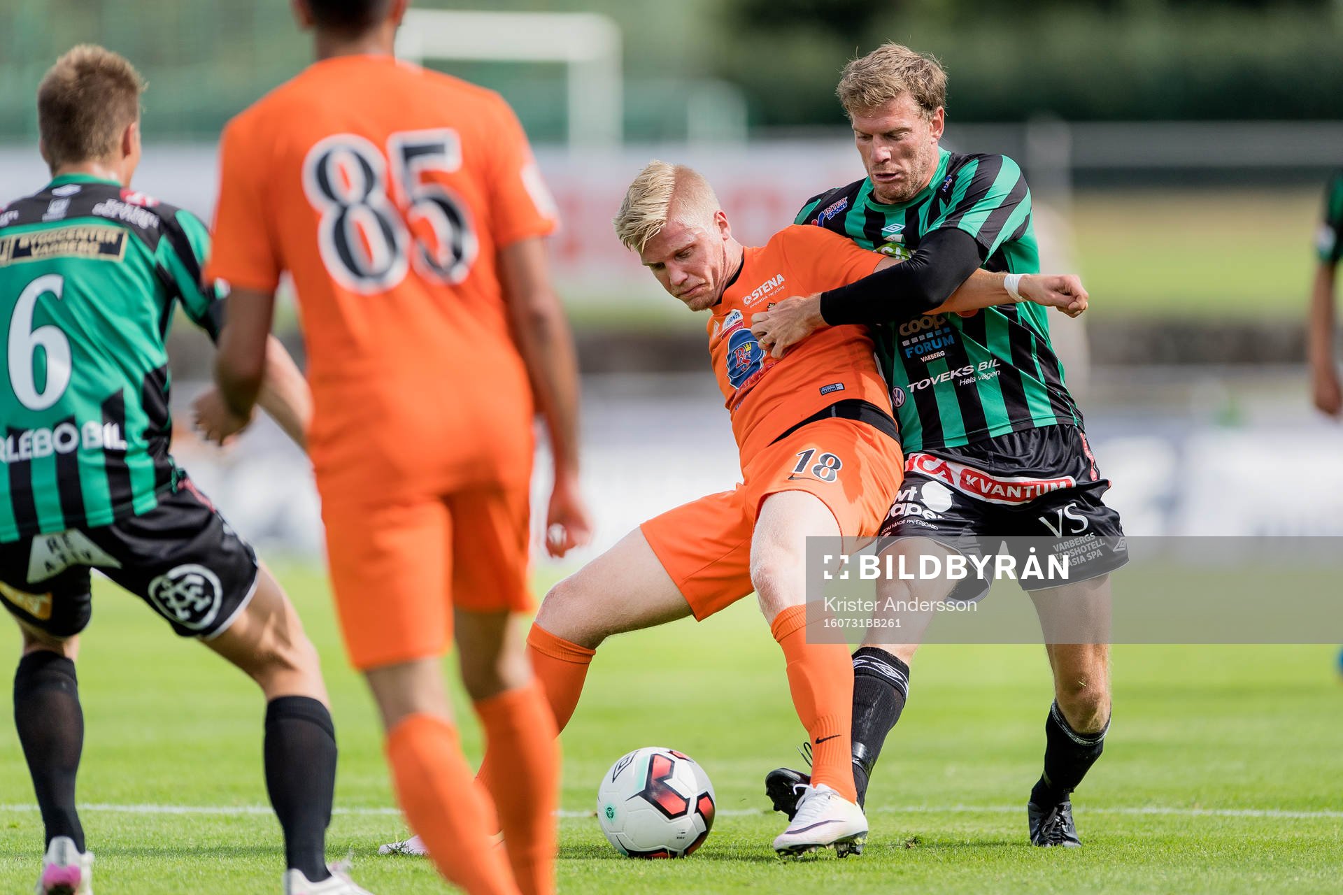 Athletics André Österholm och Varbergs Karl Söderström under fotbollsmatchen i Superettan mellan Varberg och AFC United den 31 juli 2016 i Varberg.