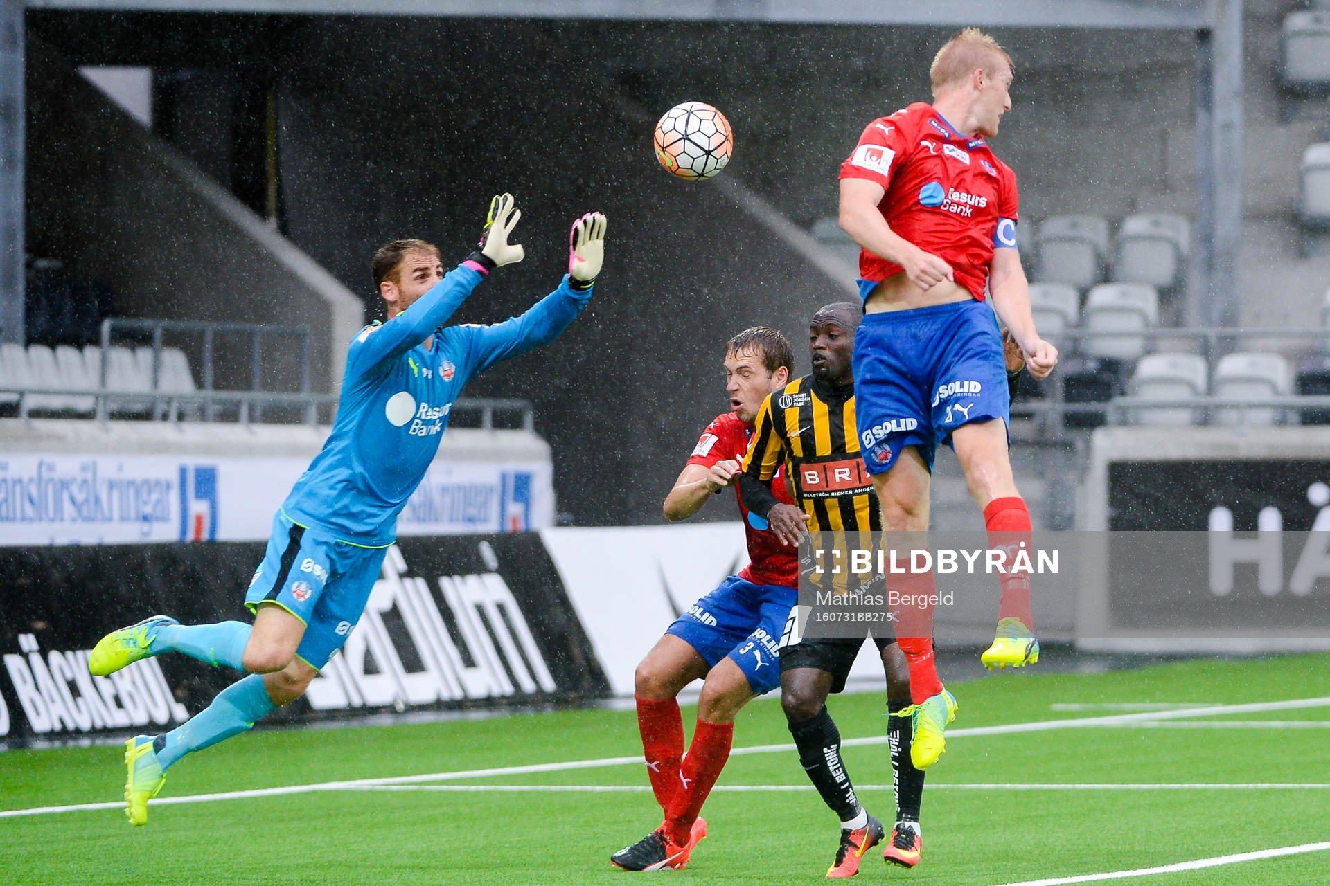 Helsingborgs målvakt Tomer Chencinski rensar bort boll