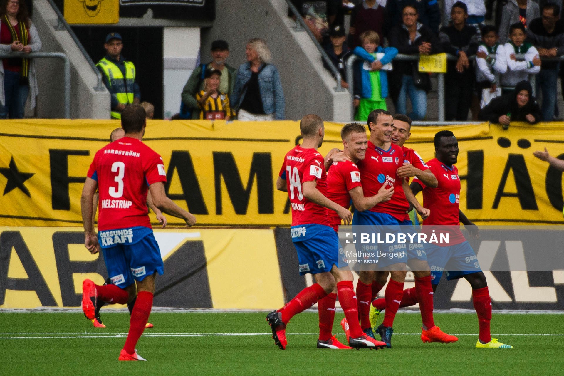 Helsingborgs spelar jublar med Anton Wede som gjort 0-1