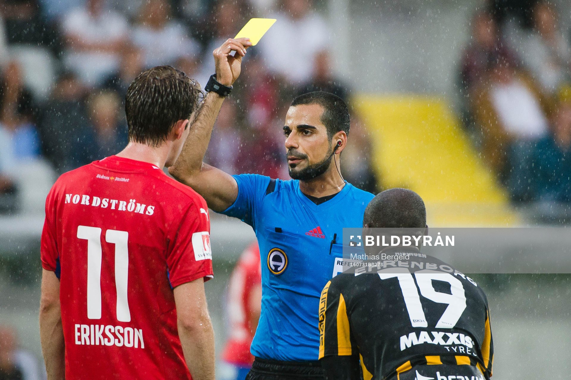 Domare Mohammed Al-Hakim varnar Helsingborgs Adam Eriksson