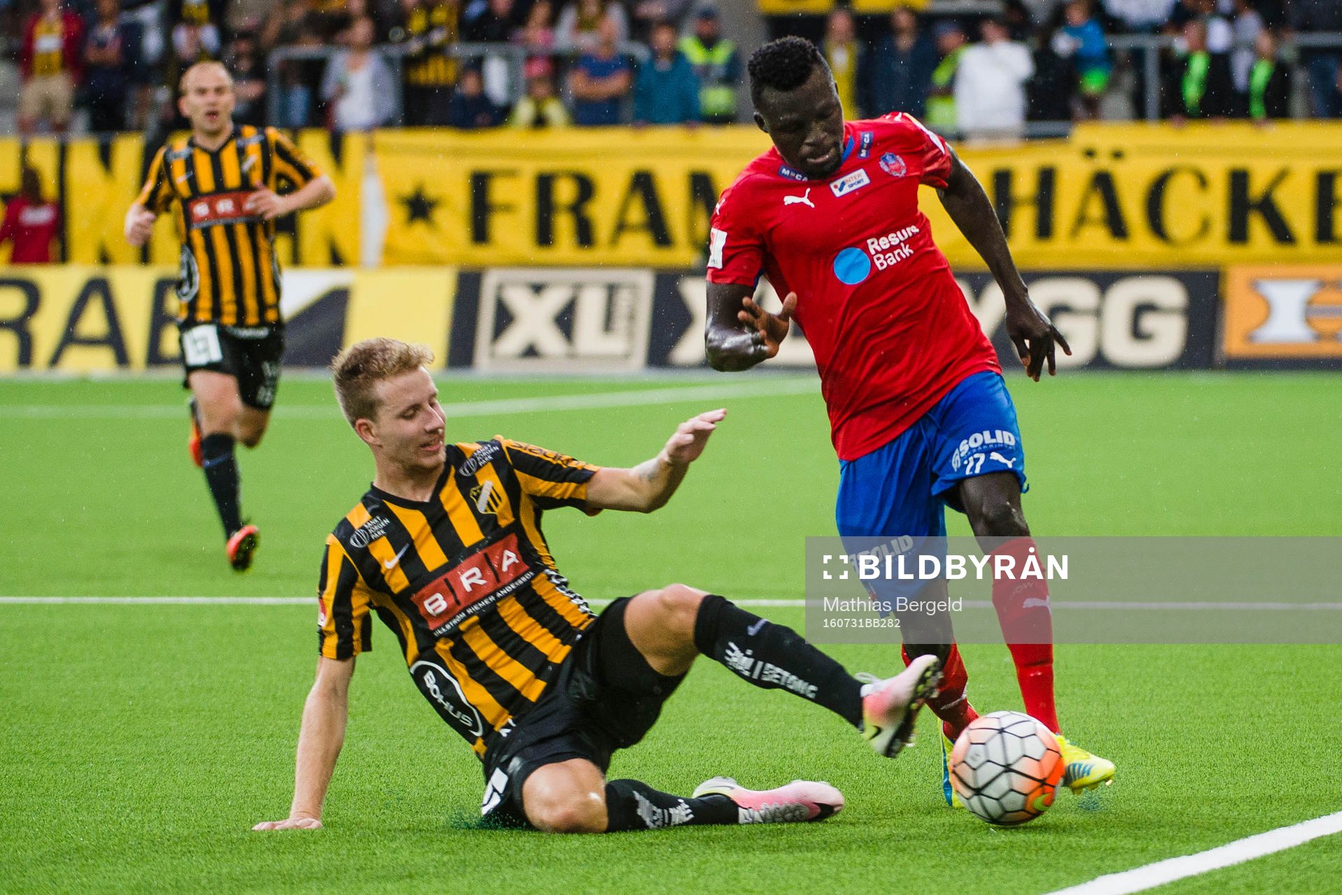 Häckens Samuel Gustafson glidtacklar Helsingborgs