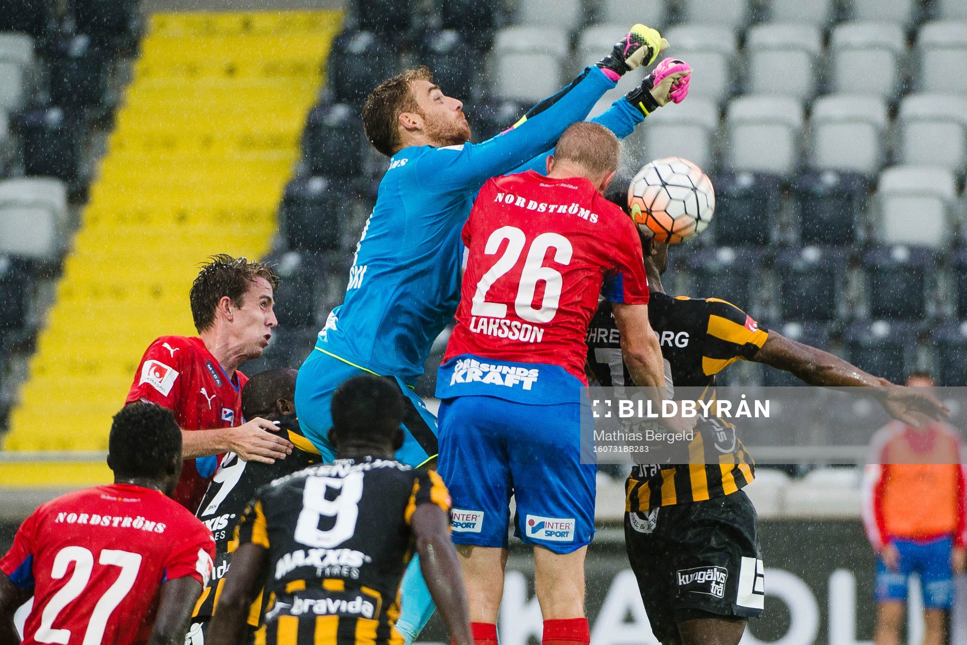 Helsingborgs målvakt Tomer Chencinski boxar bort bollen