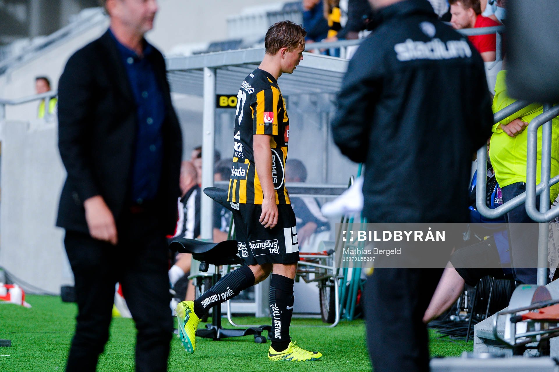 Häckens Joel Andersson lämnar planen