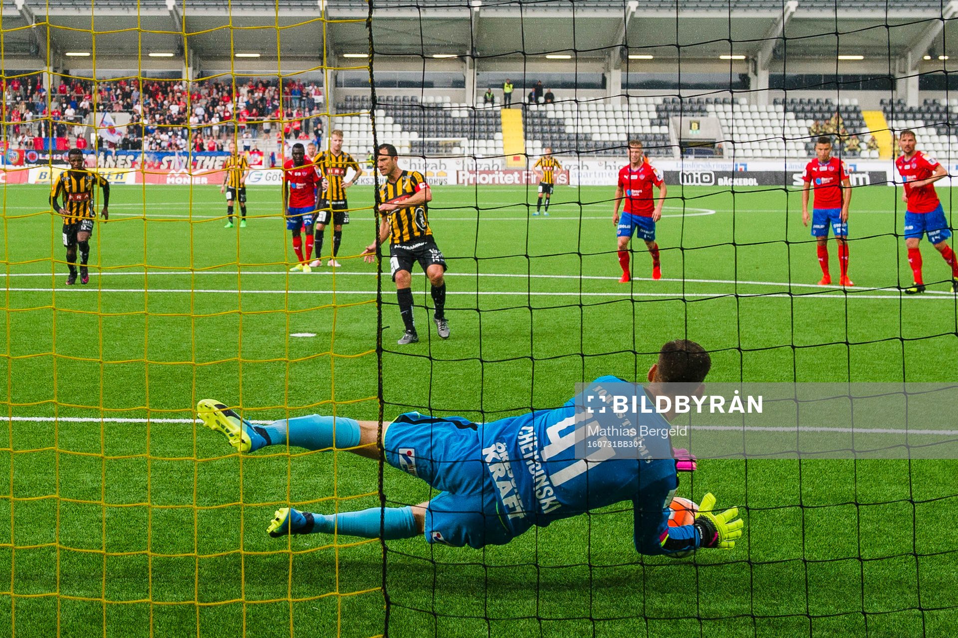 Helsingborgs målvakt Tomer Chencinski räddar en straff