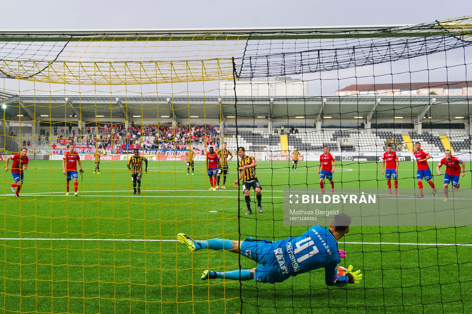 Helsingborgs målvakt Tomer Chencinski räddar en straff