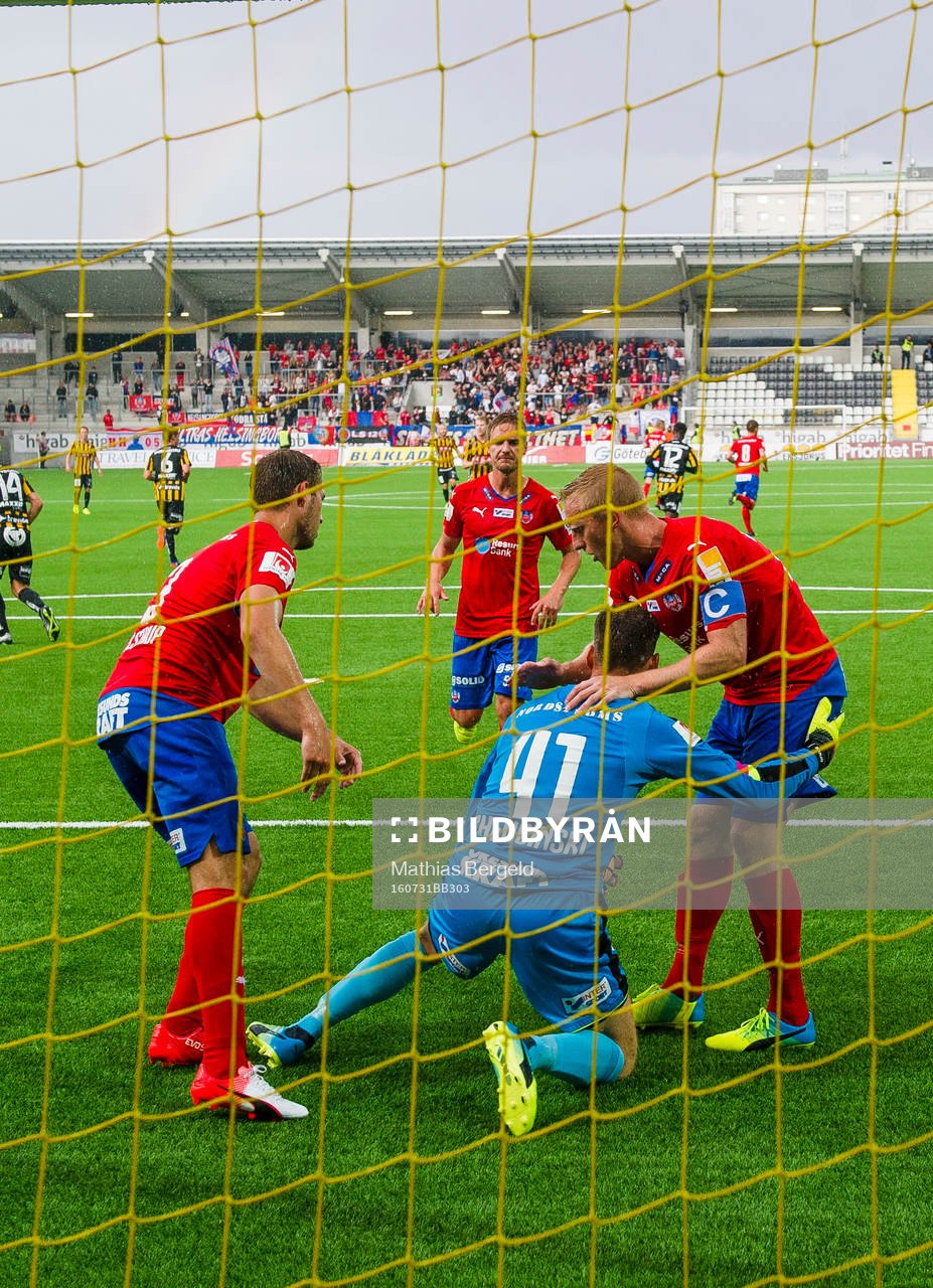 Helsingborgs Frederik Helstrup, Johan Mårtensson och Andreas Landgren jublar med målvakt Tomer Chencinski efter att han räddat en straff under fotbollsmatchen i Allsvenskan mellan Häcken och Helsingborg den 31 juli 2016 i Göteborg.