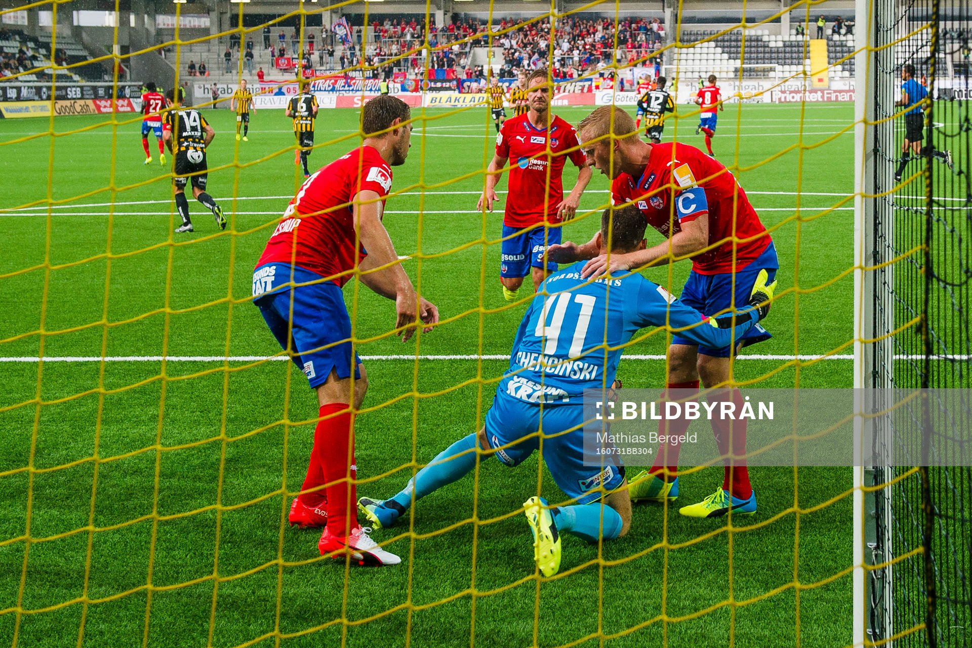 Helsingborgs Frederik Helstrup, Johan Mårtensson och Andreas Landgren jublar med målvakt Tomer Chencinski efter att han räddat en straff under fotbollsmatchen i Allsvenskan mellan Häcken och Helsingborg den 31 juli 2016 i Göteborg.