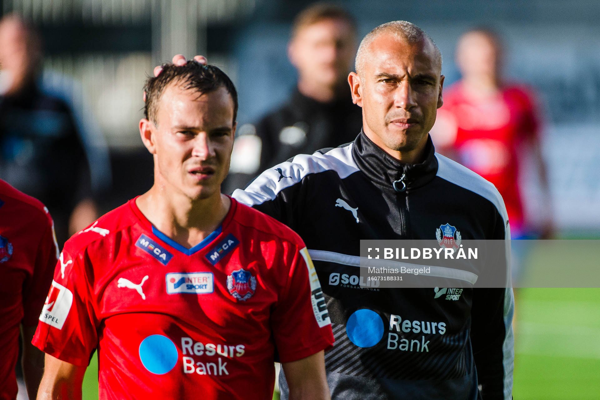 Helsingborgs Anton Wede får en klapp på huvudet av