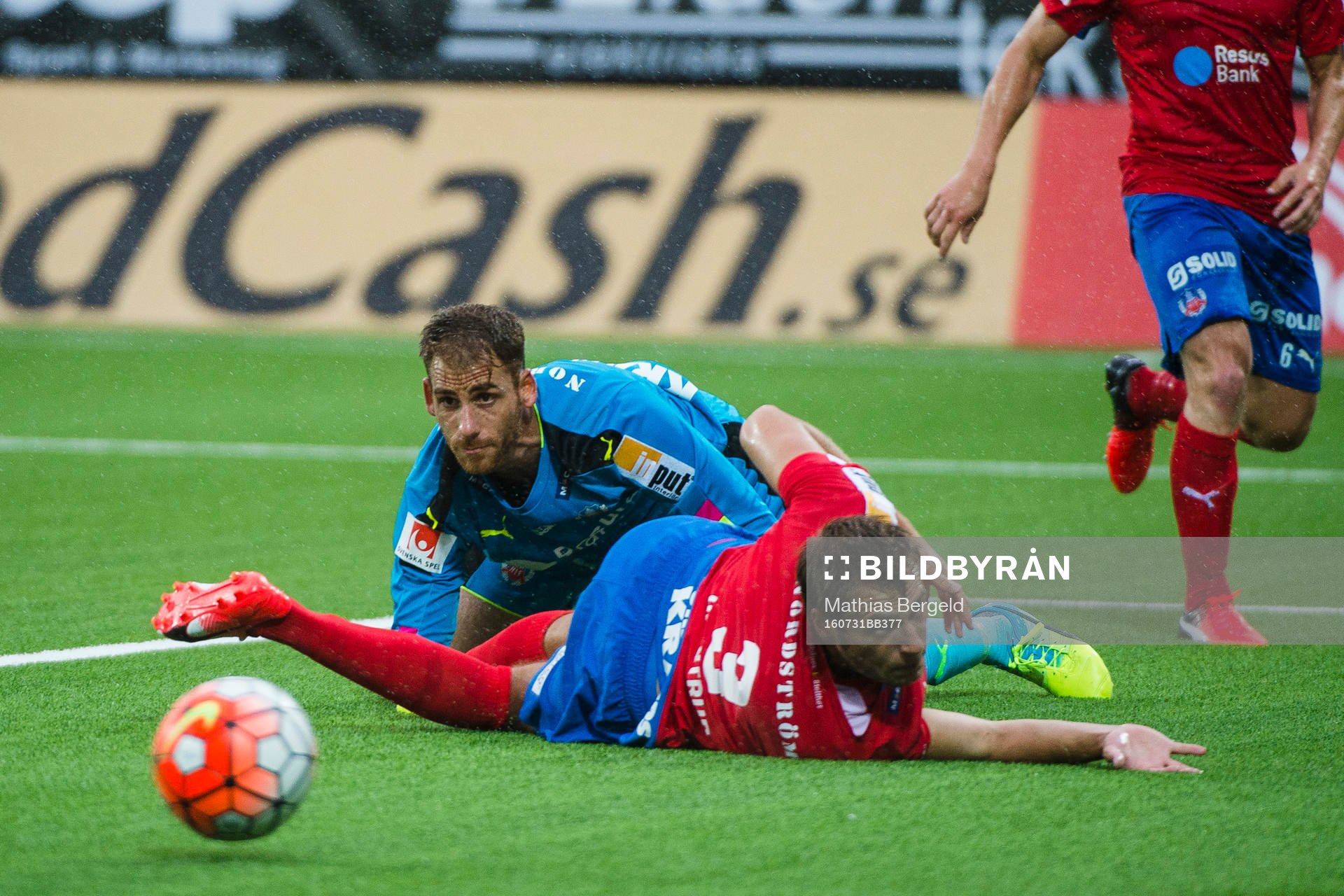 Helsingborgs målvakt Tomer Chencinski, Andreas Landgren och Frederik Helstrup ser Häckens John Owoeri (ej i bild) med en målchans under fotbollsmatchen i Allsvenskan mellan Häcken och Helsingborg den 31 juli 2016 i Göteborg.