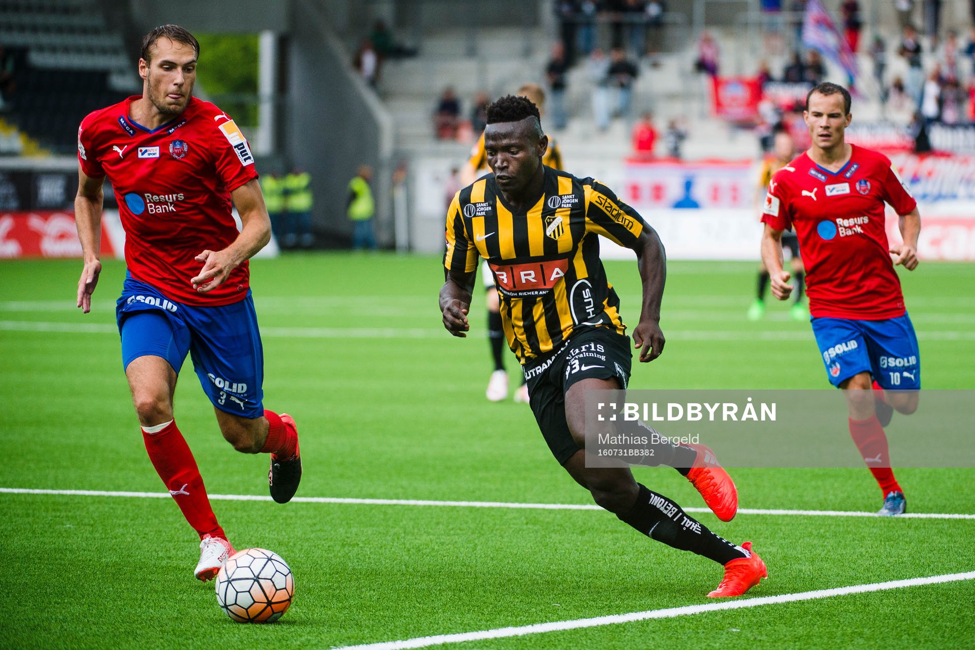 Helsingborgs Frederik Helstrup jagar Häckens Alhassan