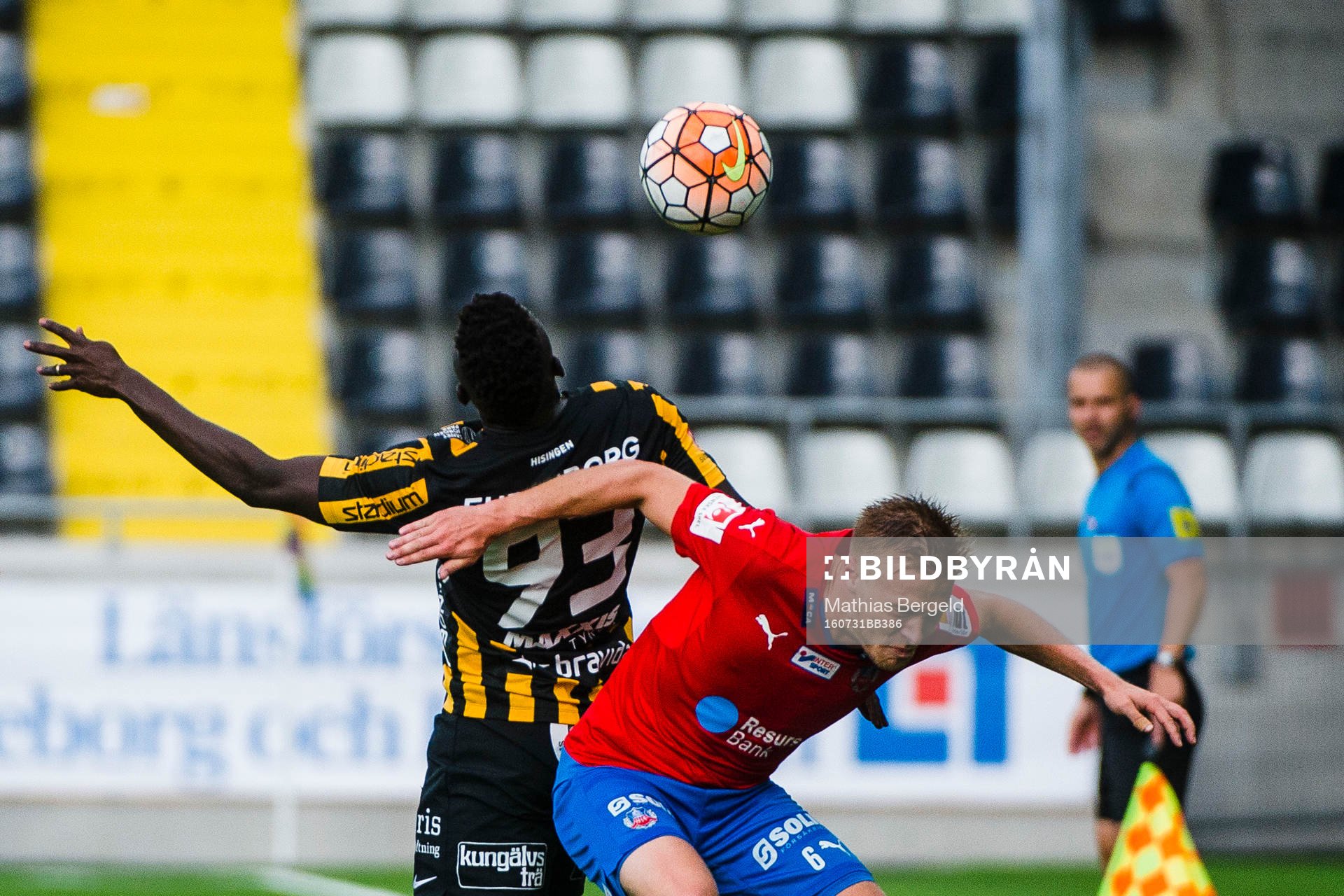 Häckens Alhassan Kamara och Helsingborgs Andreas Landgren i kamp om bollen under fotbollsmatchen i Allsvenskan mellan Häcken och Helsingborg den 31 juli 2016 i Göteborg.