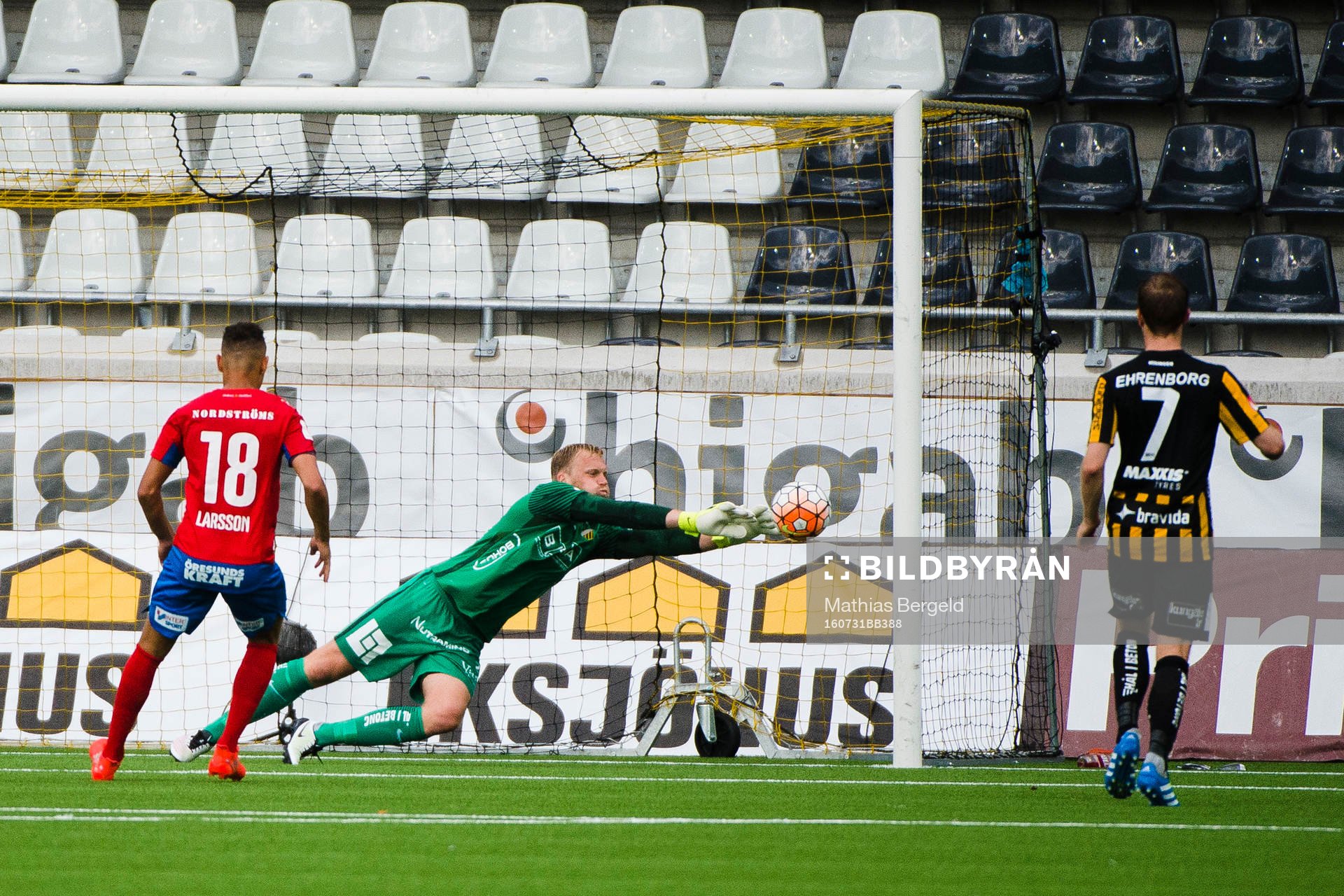 Helsingborgs Jordan Larsson ser Häckens målvakt Peter