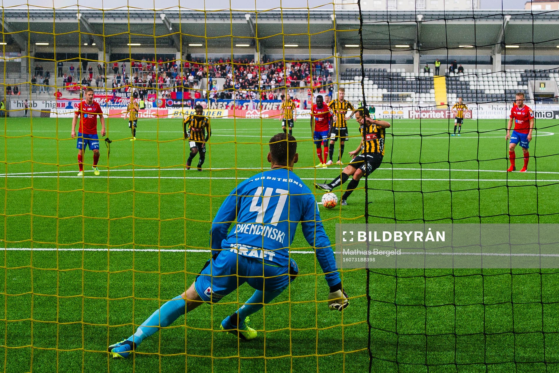 Häckens Martin Ericsson skjuter en straff som Helsingborgs