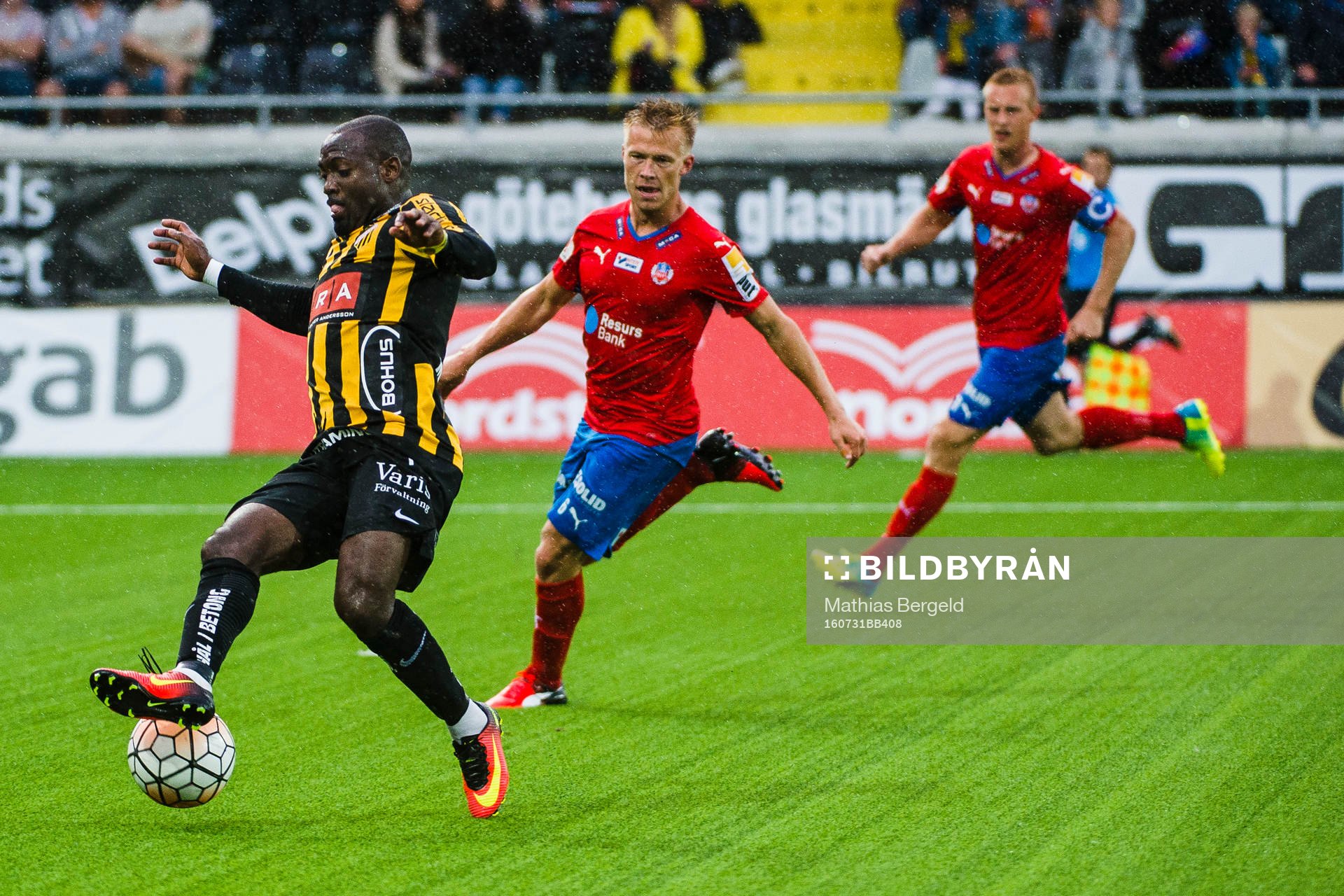 Häckens John Owoeri och Helsingborgs Andreas Landgren och