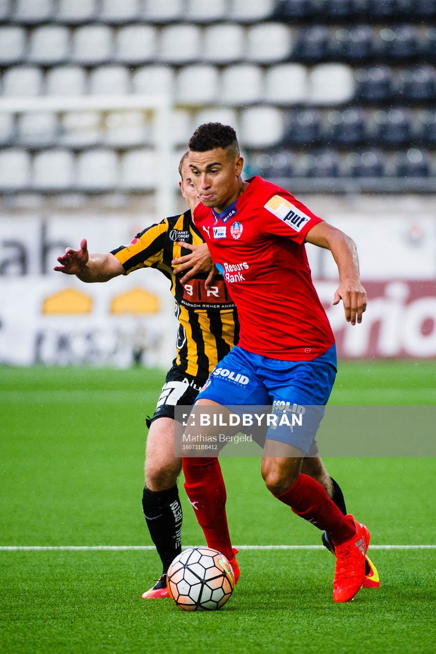 Helsingborgs Jordan Larsson håller undan för Häckens