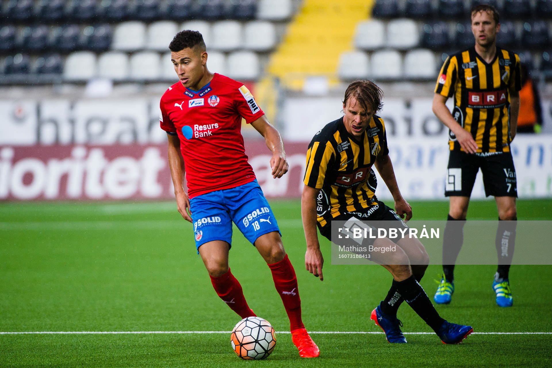 Helsingborgs Jordan Larsson och Häckens Rasmus Schuller