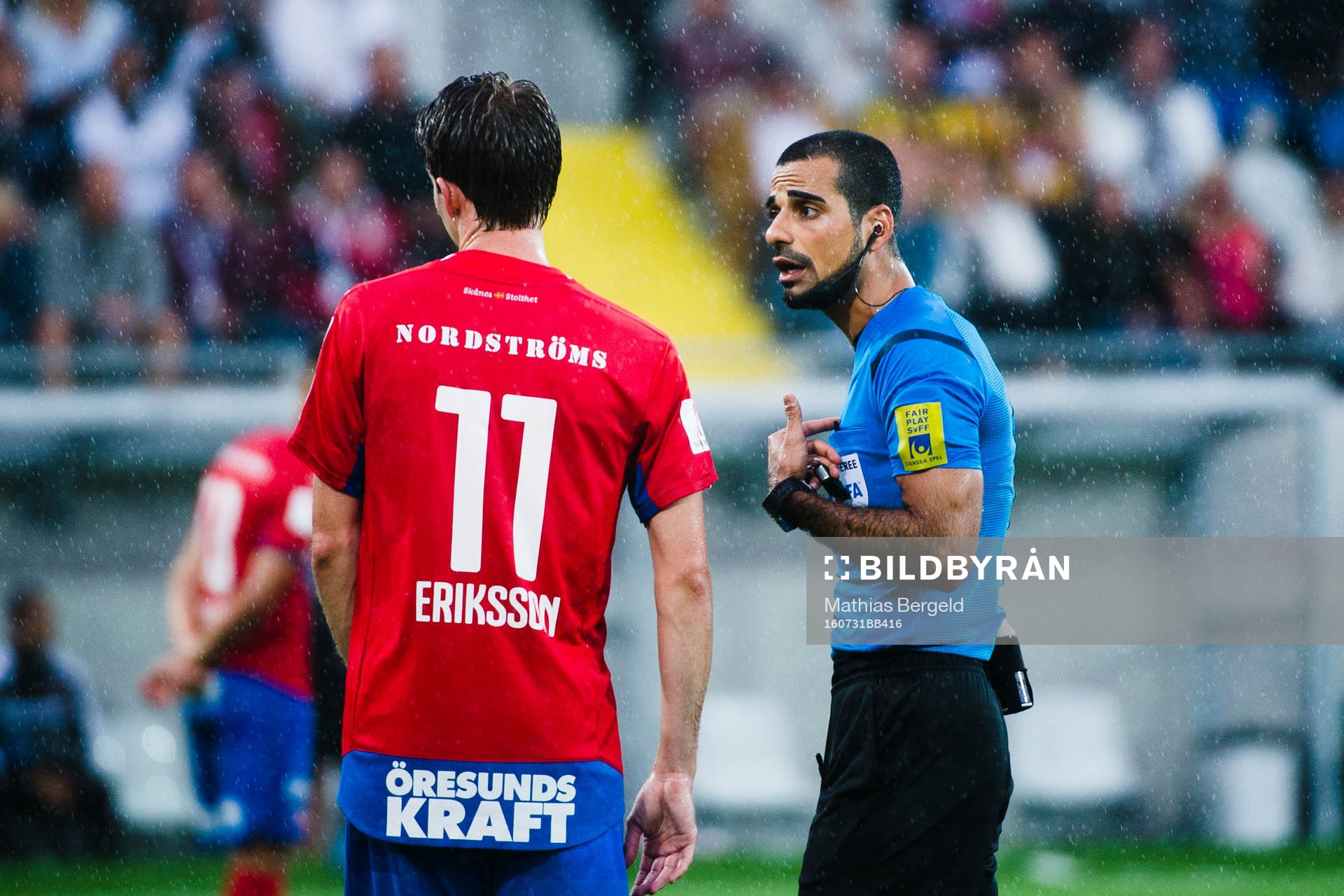 Helsingborgs Adam Eriksson diskuterar med domare Mohammed