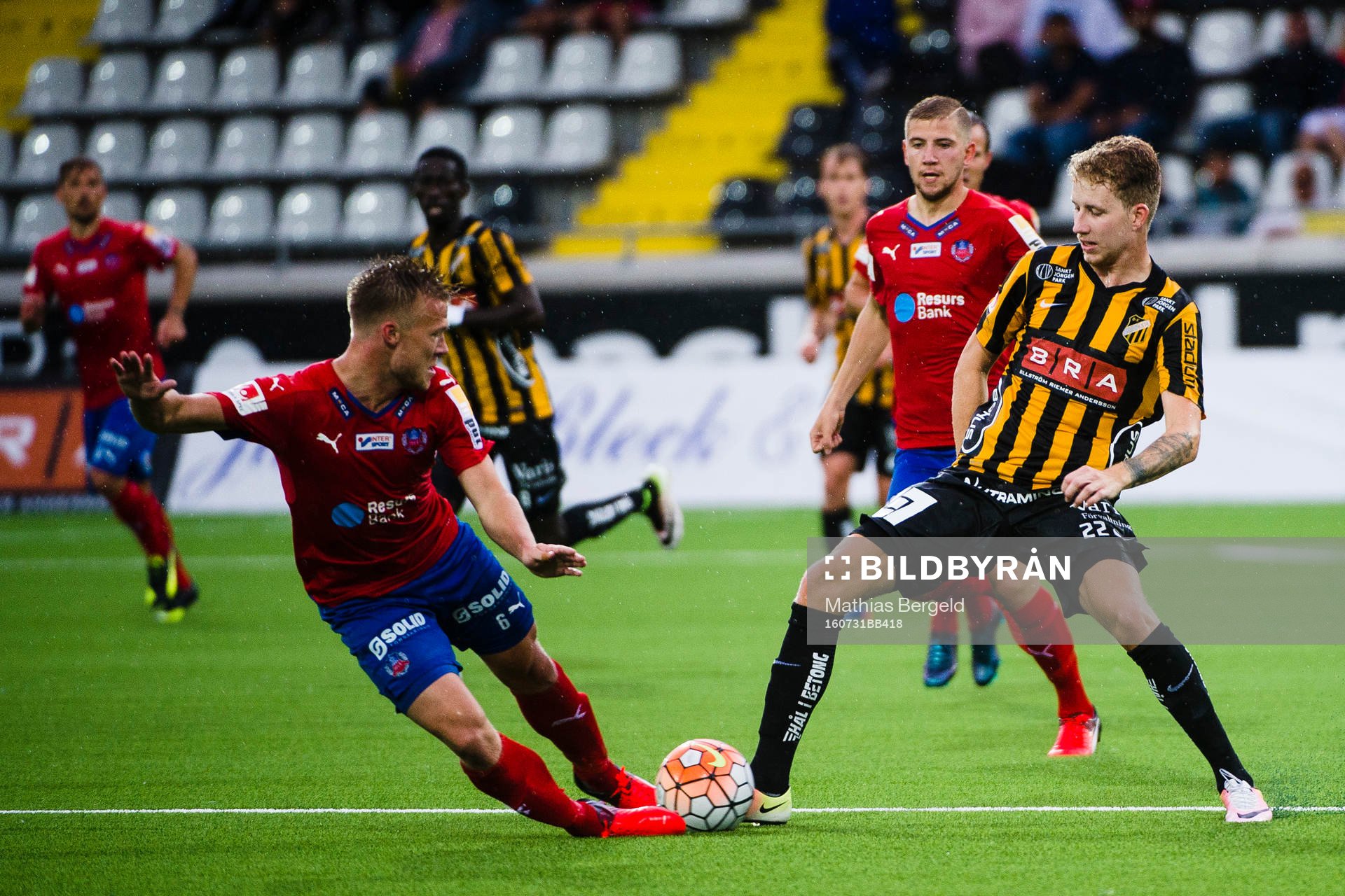 Helsingborgs Andreas Landgren och Häckens Samuel Gustafson i närkamp under fotbollsmatchen i Allsvenskan mellan Häcken och Helsingborg den 31 juli 2016 i Göteborg.
