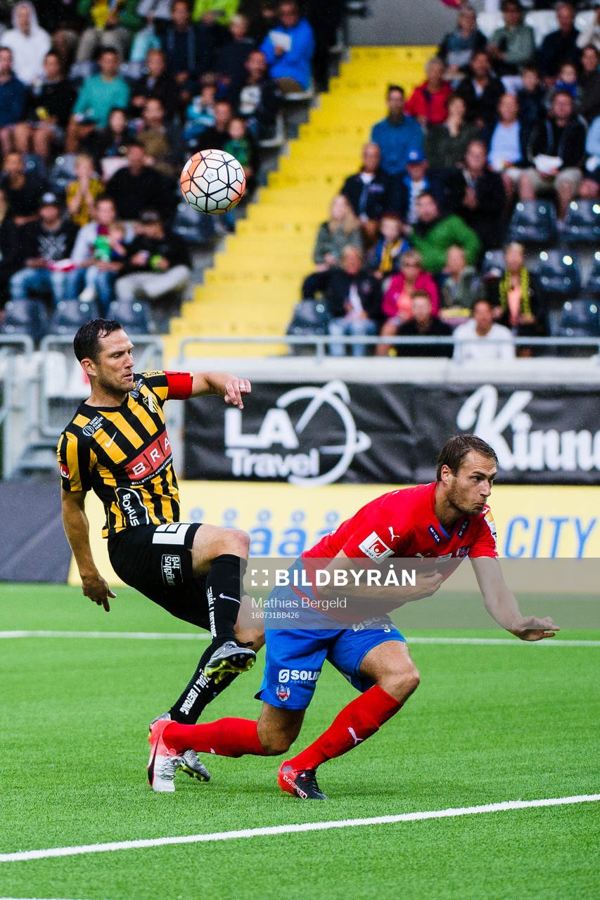 Häckens Martin Ericsson skjuter på täckande Helsingborgs