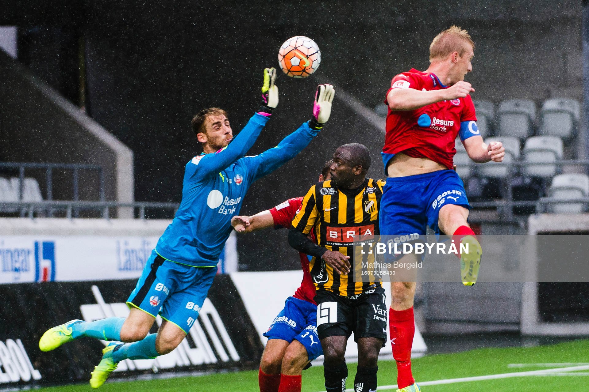 Helsingborgs målvakt Tomer Chencinski boxar bort bollen