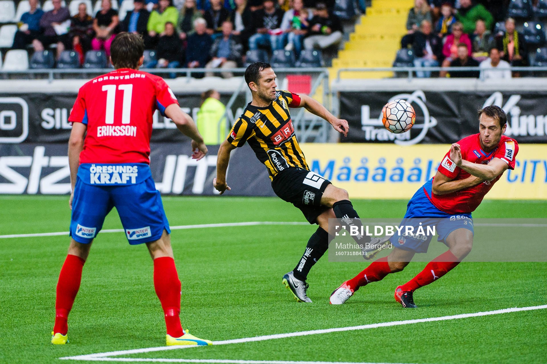 Häckens Martin Ericsson skjuter på täckande Helsingborgs