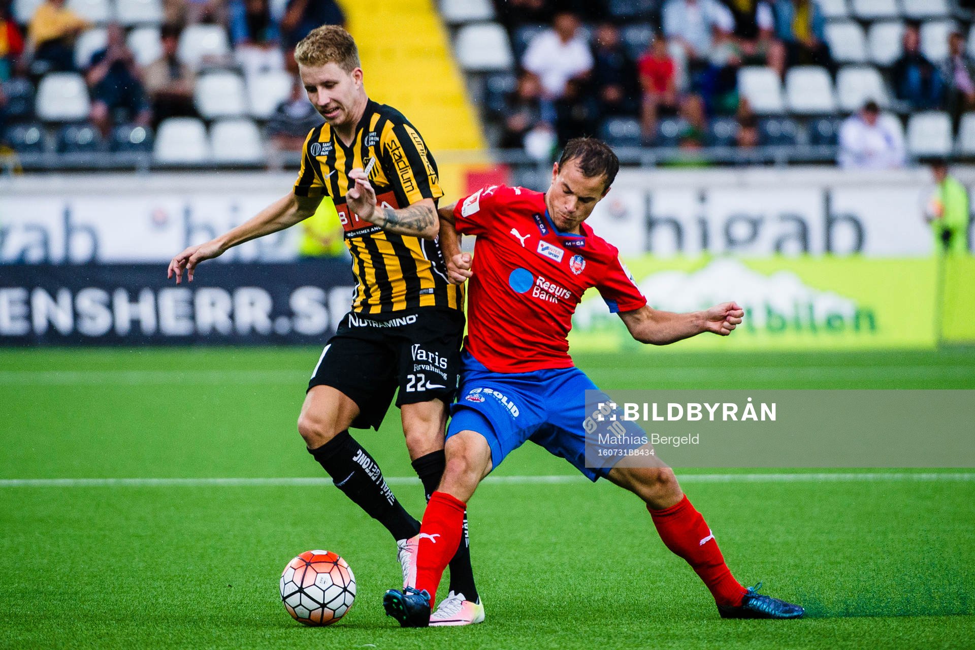 Häckens Samuel Gustafson i närkamp med Helsingborgs Anton Wede under fotbollsmatchen i Allsvenskan mellan Häcken och Helsingborg den 31 juli 2016 i Göteborg.
