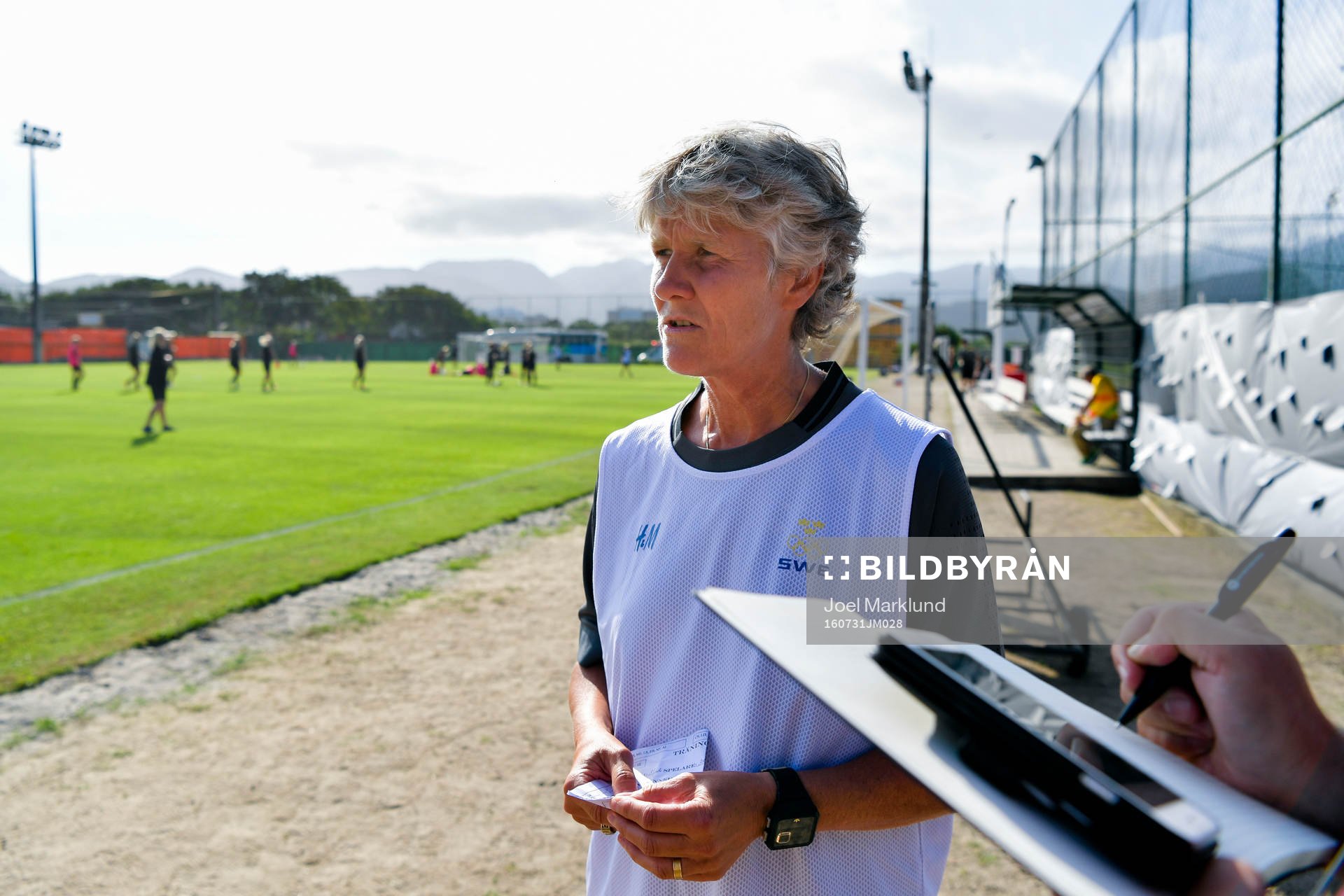 Förbundskapten Pia Sundhage blir intervjuad av media