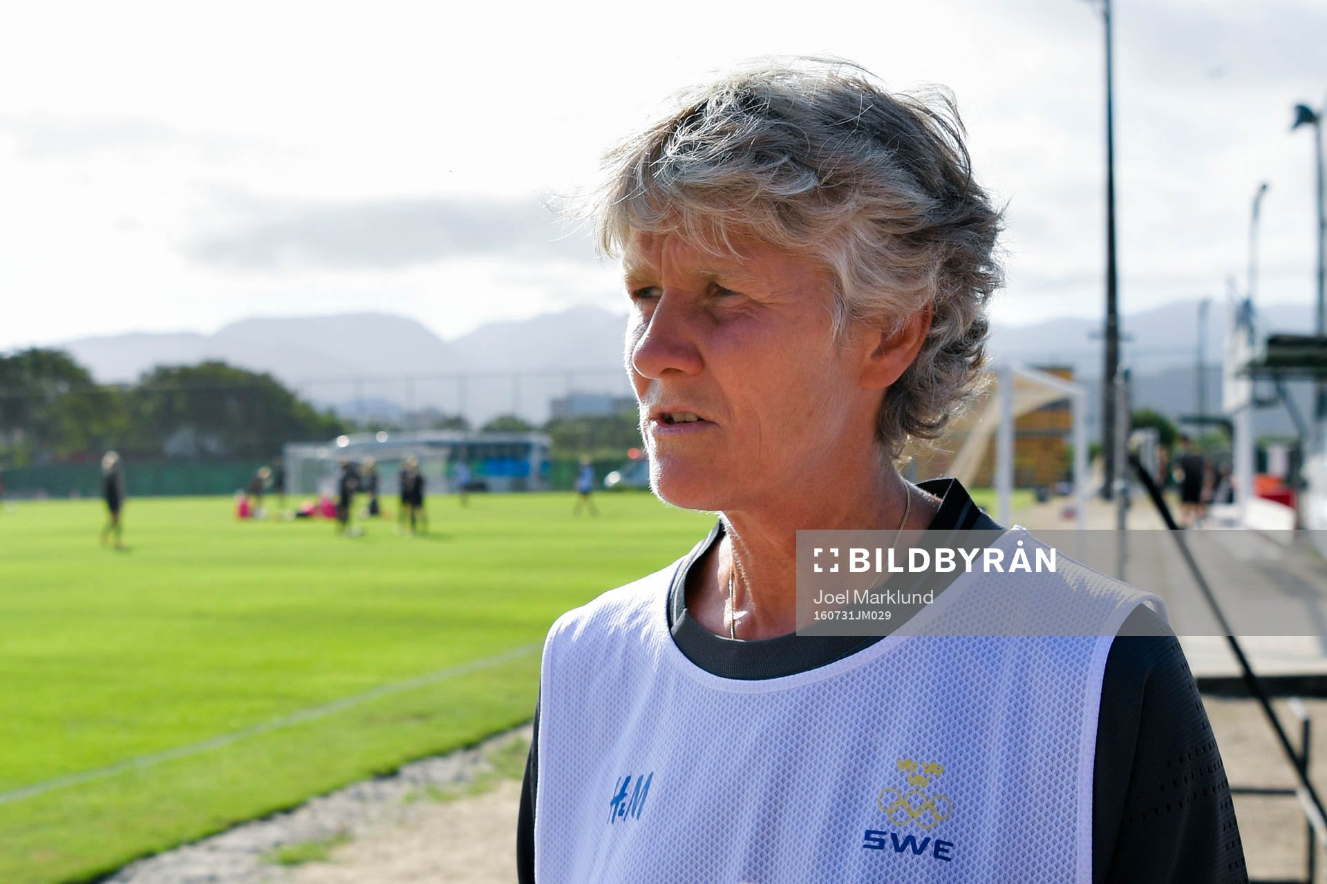 Förbundskapten Pia Sundhage blir intervjuad av media