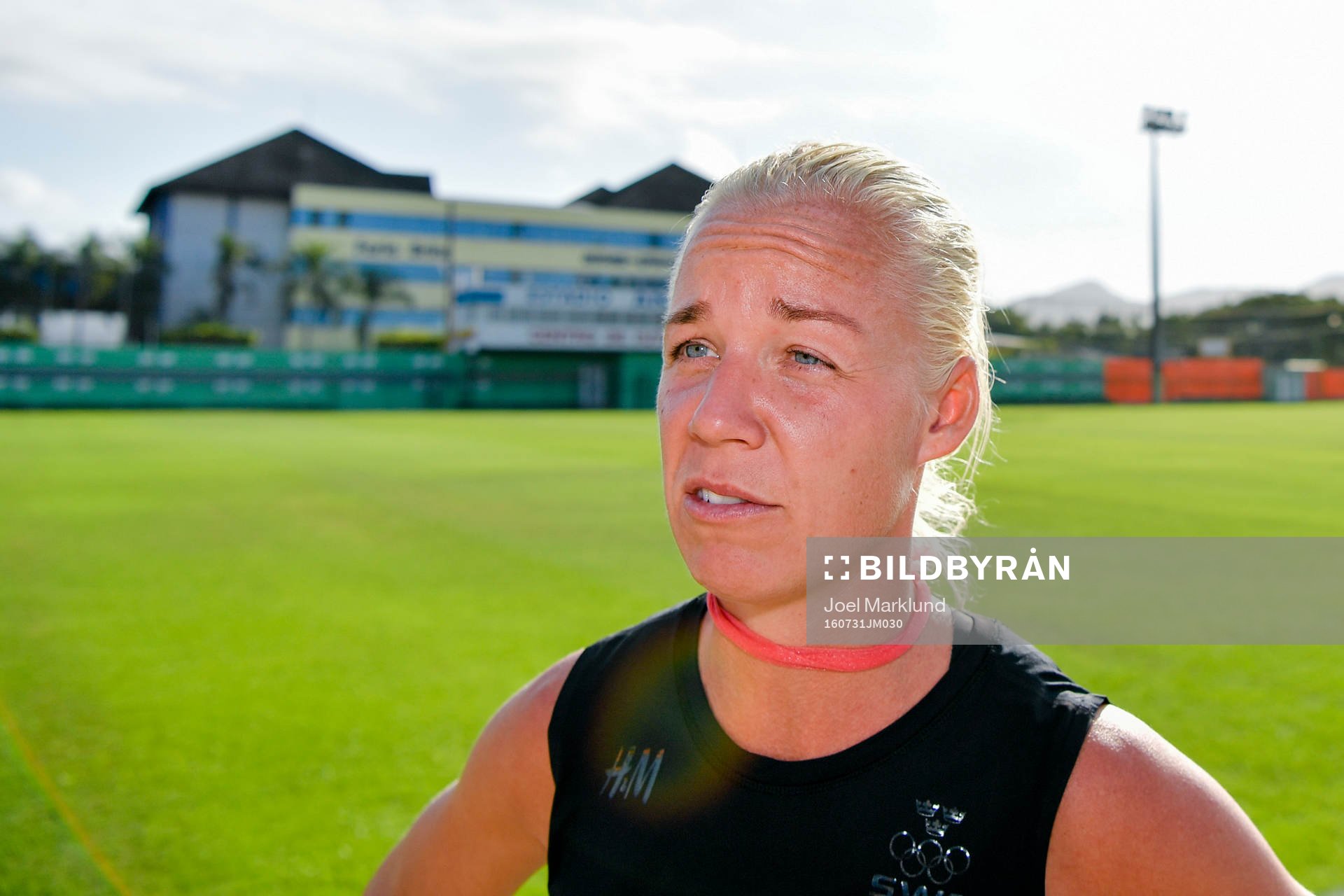 Caroline Seger blir intervjuad av media