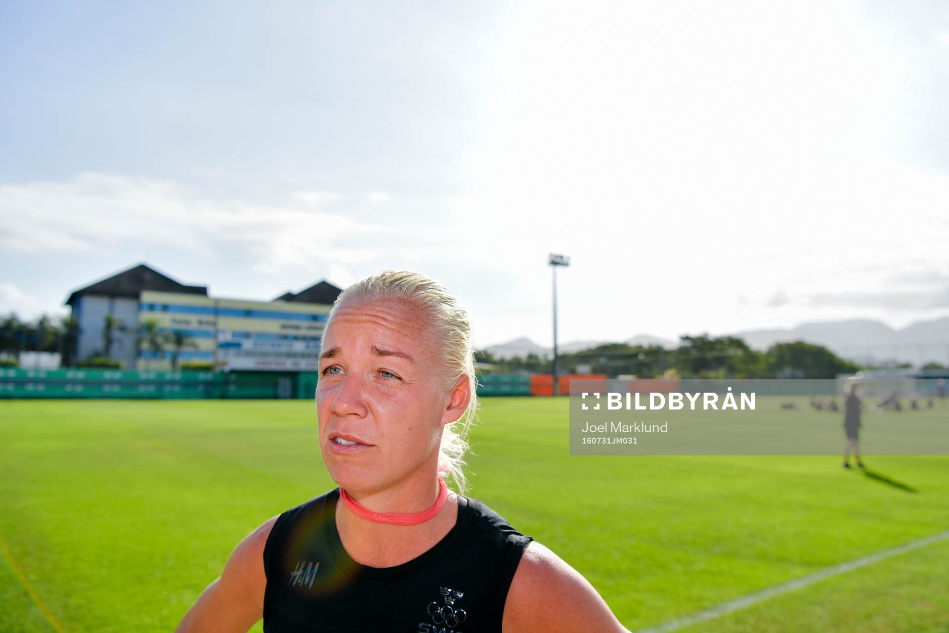Caroline Seger blir intervjuad av media