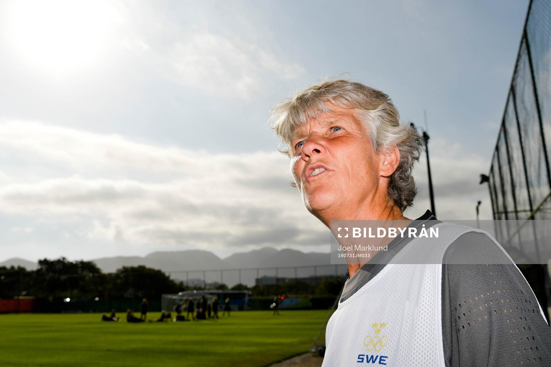 Förbundskapten Pia Sundhage blir intervjuad av media under en träning med det svenska damlandslaget i fotboll den 31 juli 2016 inför OS i Rio de Janeiro.