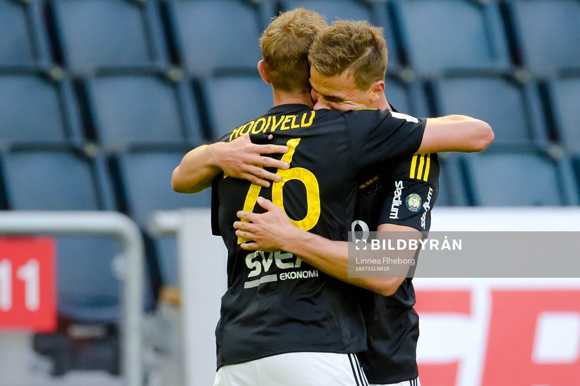 s Eero Markkanen och Jos Hooiveld jublar