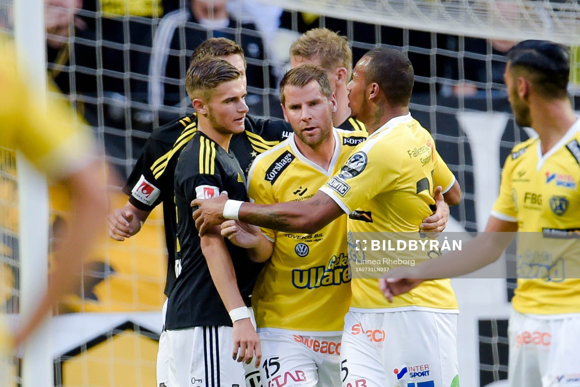 Falkenbergs Felipe Carvalho blir varnad efter en situation i målområdet under fotbollsmatchen i Allsvenskan mellan AIK och Falkenberg den 31 juli 2016 i Stockholm.
