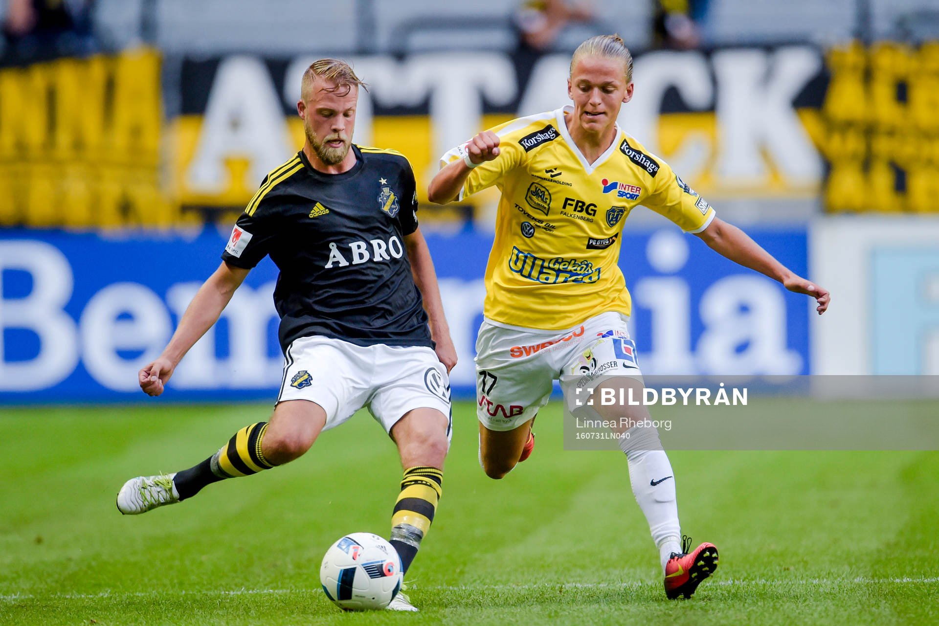 s Daniel Sundgren och Falkenbergs Jesper Karlsson Vall
