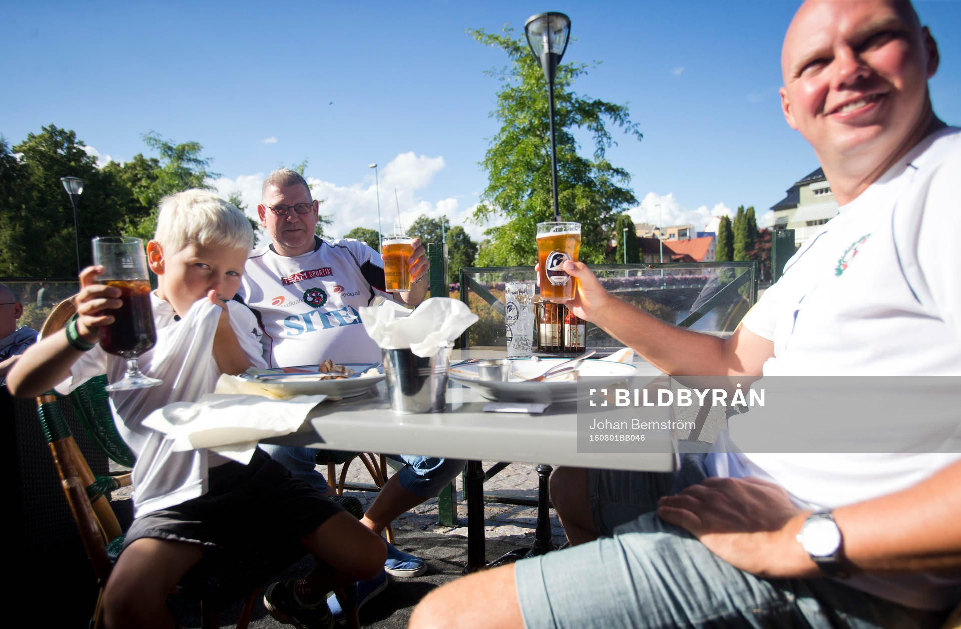 Örebrosupportrar laddar upp på Harrys