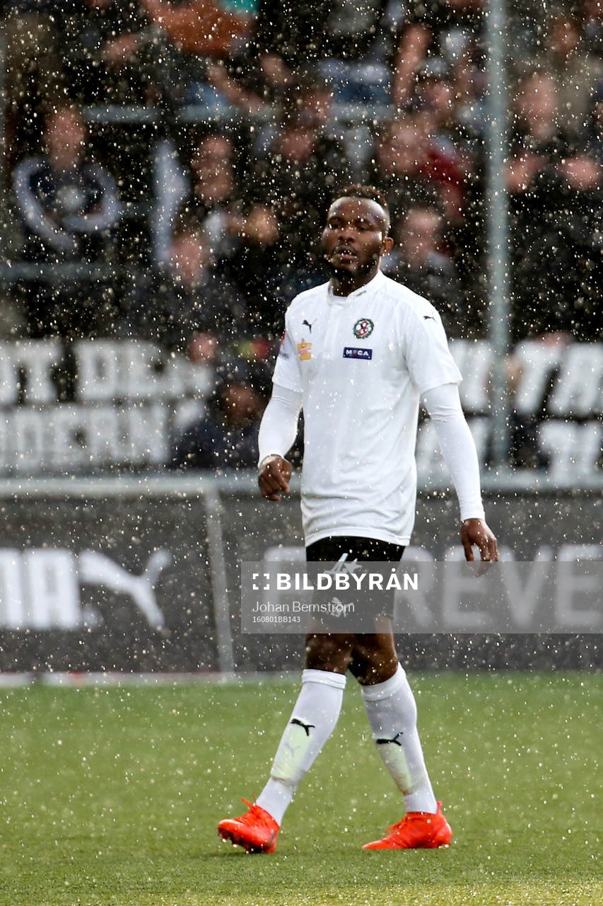 Örebros Michael Junior Omah i regnet