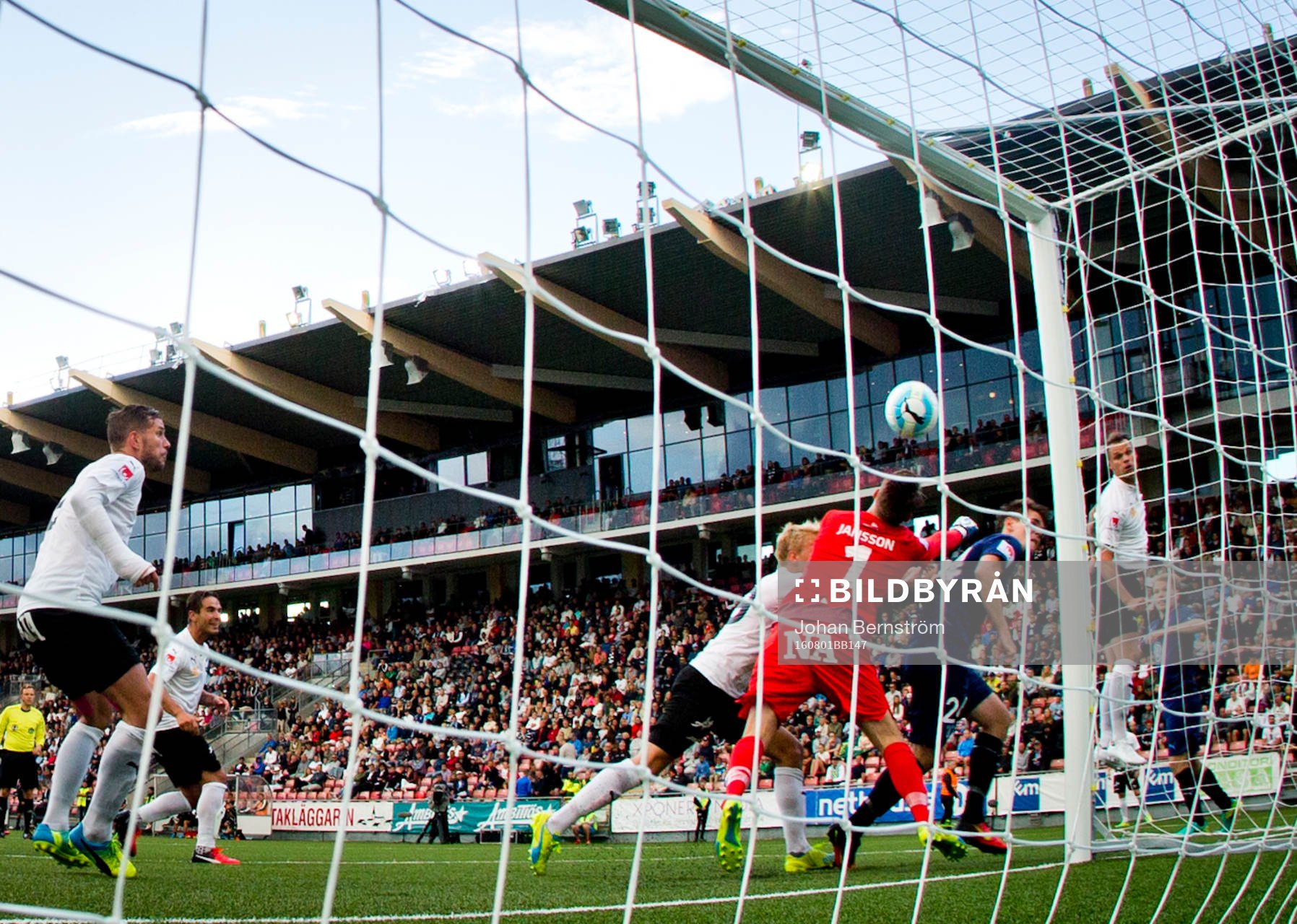 Malmö FFs Vidar Örn Kjartansson gör 0-2 på Örebros