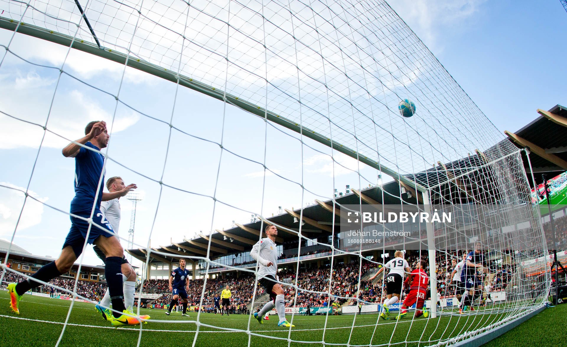 Malmö FFs Vidar Örn Kjartansson gör 0-2 på Örebros