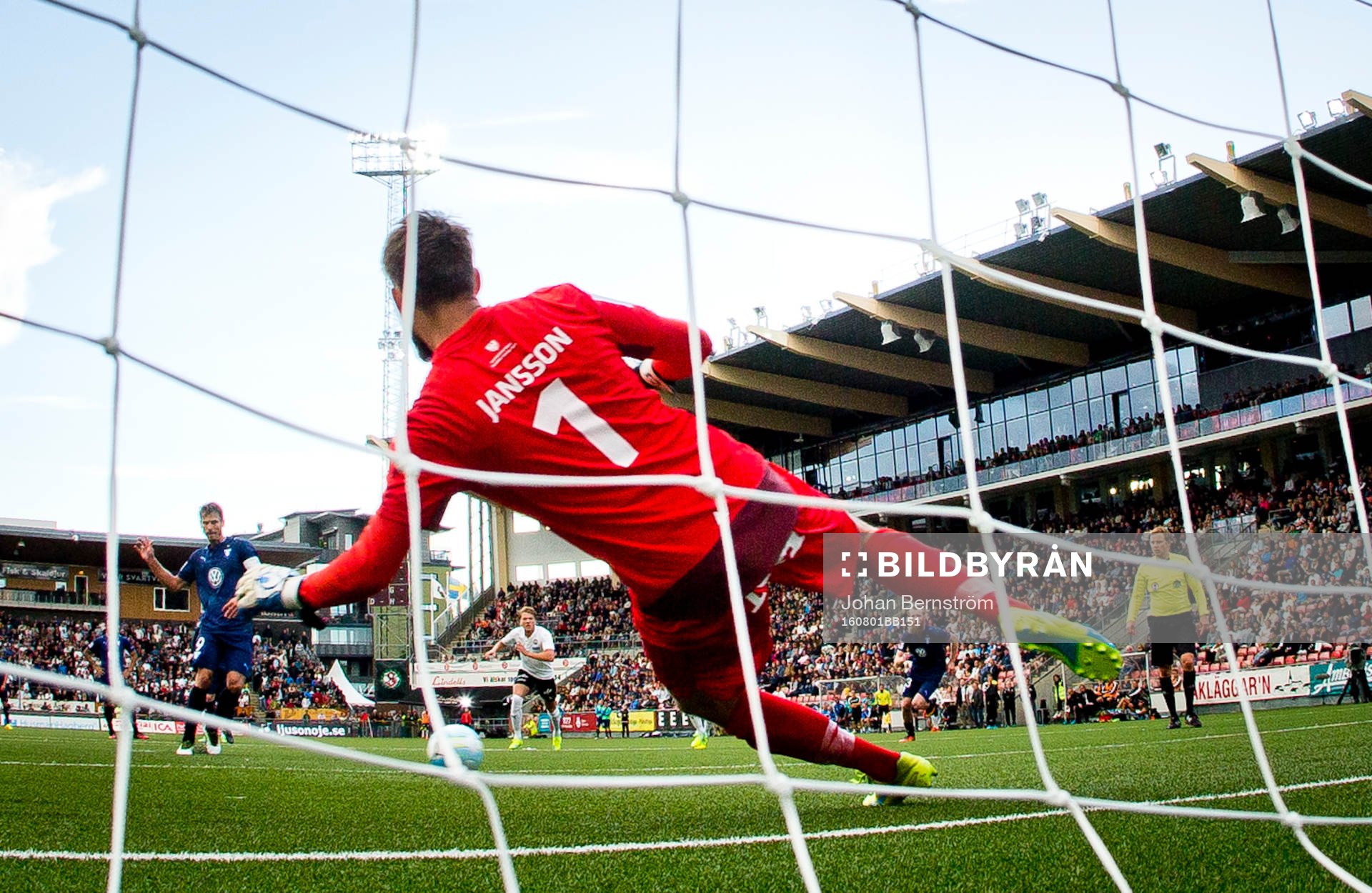 Malmö FFs Markus Rosenberg gör 0-3 på Örebros målvakt