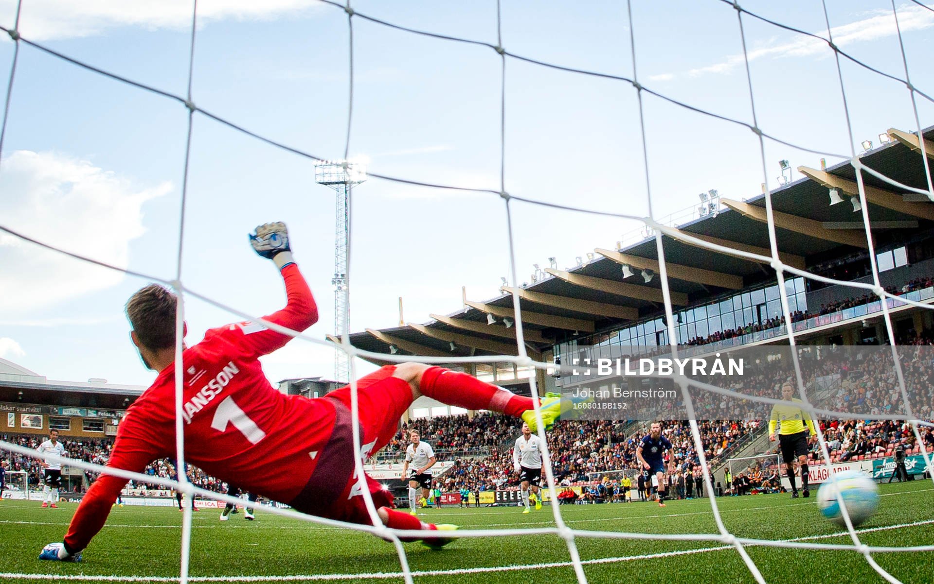 Malmö FFs Markus Rosenberg gör 0-3 på Örebros målvakt