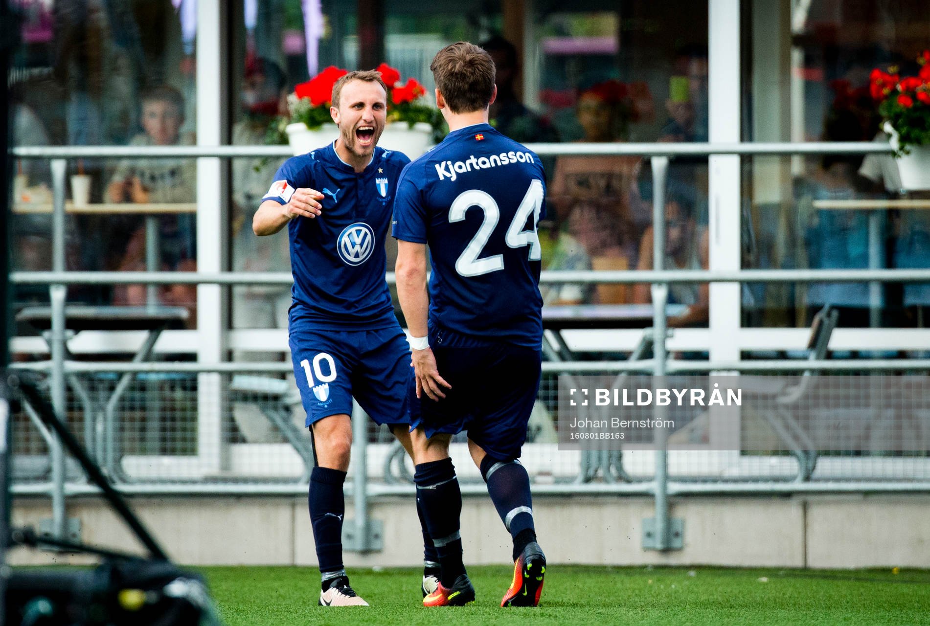 Malmö FFs Vidar Örn Kjartansson gör 0-2 och jublar