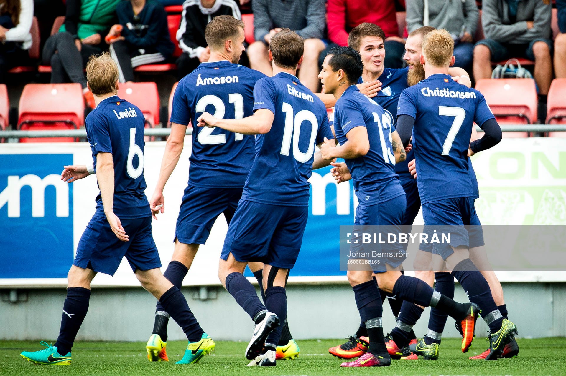 Malmö FFs Vidar Örn Kjartansson gör 0-2 och jublar