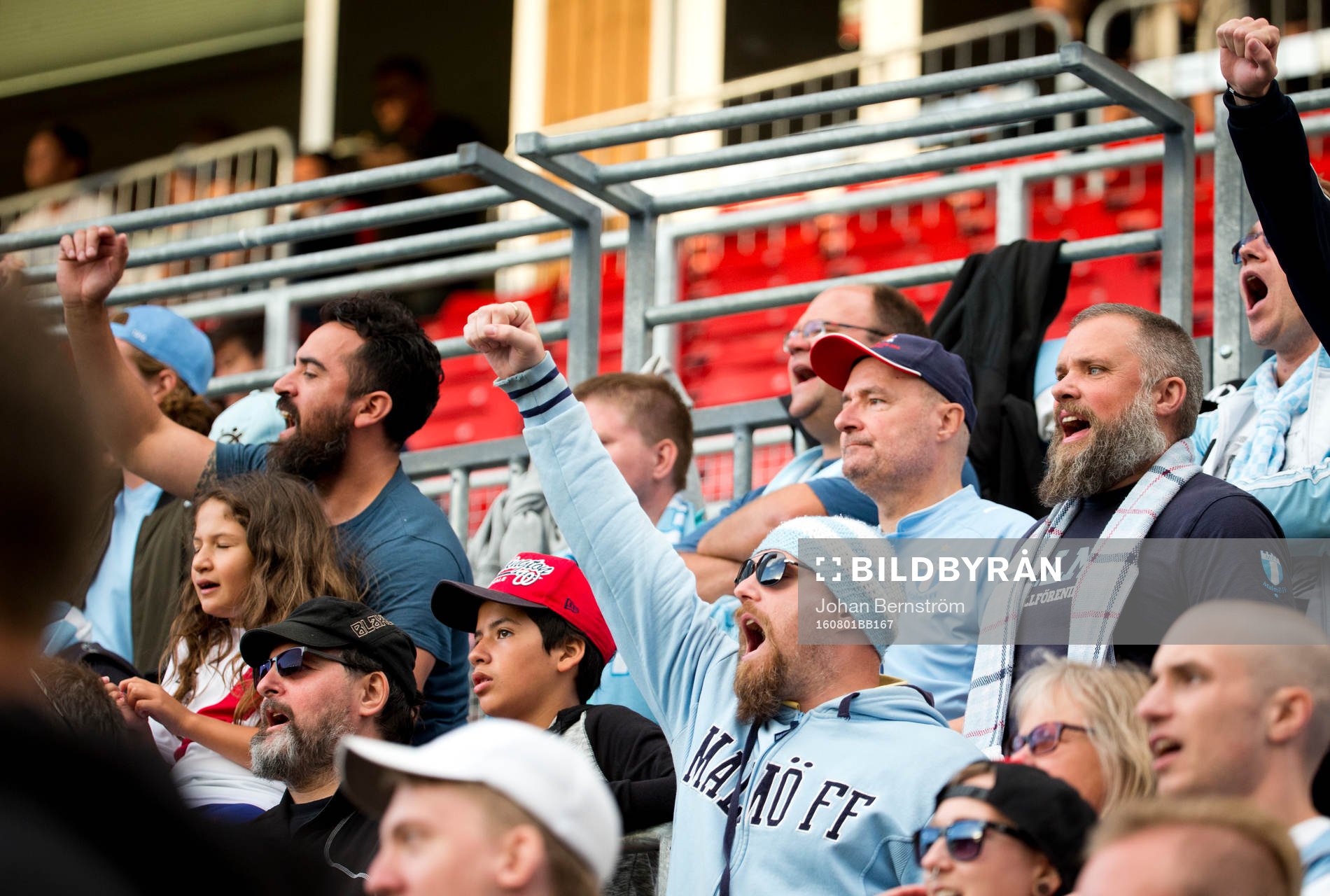 Örebros Malmö FFs supportrar jublar