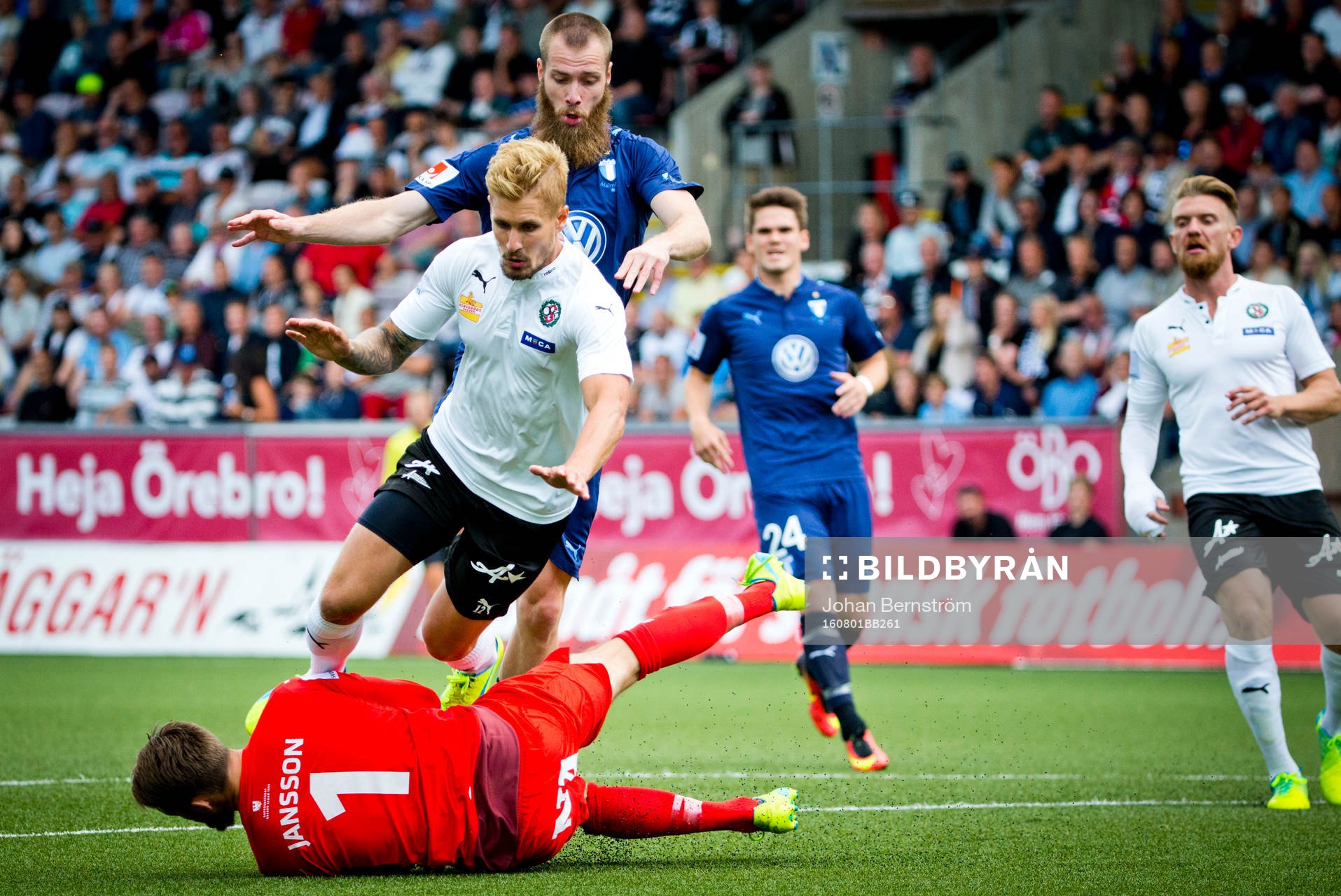 Örebros målvakt Oscar Jansson räddar bollen från Malmö